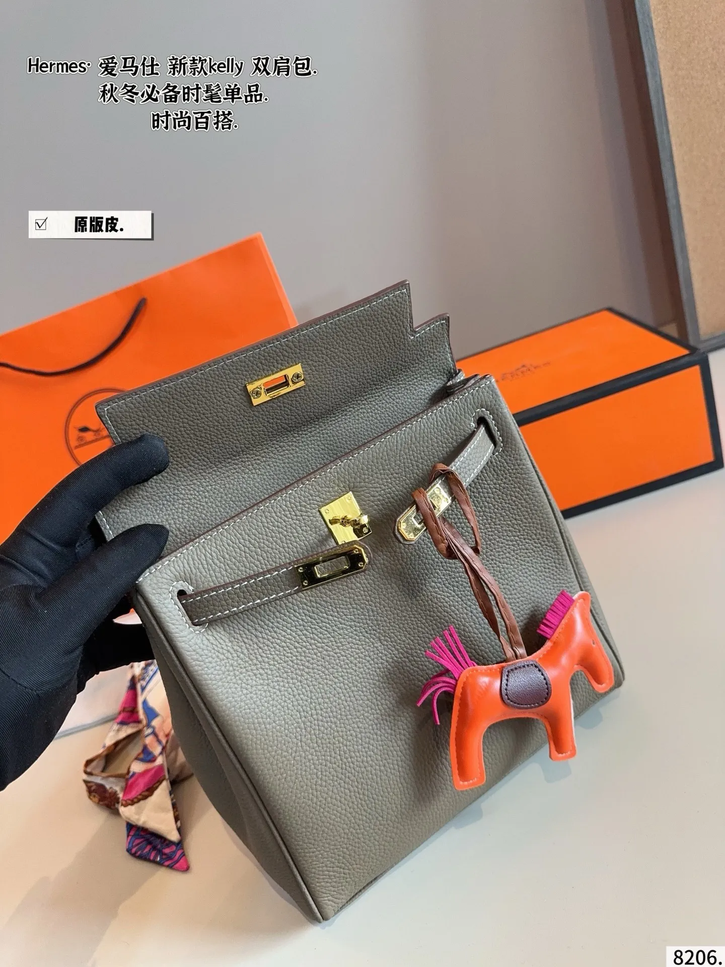 p230纯皮. 爱马仕 kelly包也能这么温油&rdquo;Kelly 双肩包 Kelly Ado 在Kelly包的基础上，增加了两根可调节的肩 带，变成了双肩包。 由于 Ado彻底解放了女性的双手，网上有不少人说它是 &ldquo;史上最放飞自我的爱马仕手袋&rdquo; Ado其实是复刻96年爱马仕推出的双肩包，整体设计 还是蛮可爱的，温温柔柔的带点学院风，风格比较年 轻。 Kylie Jenner的女儿 Stormi就有一只 Ado， 小女生背起 来也毫无违和感！超级实用 尺寸：23*8*21cm
