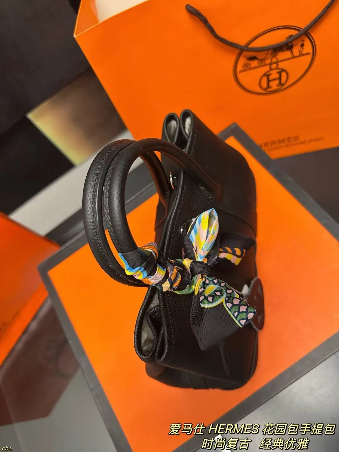 P210配盒 爱马仕 HERMES 花园包手提包 牛皮手提包，爱马仕花园包当作健身包瑜伽包再适合不过了!容量确实很ok的同时属于是慵懒随性低调中透露着奢华，经典百搭，上班通勤、差旅出行、当作妈咪包也ok，花园包才算是名副其实的菜篮子好吗!!实用性极强性价比极高，又不会过时的款式。两侧还有按扣可以调节，绝对是务实低调的代表！ 尺寸：25*15.5cm