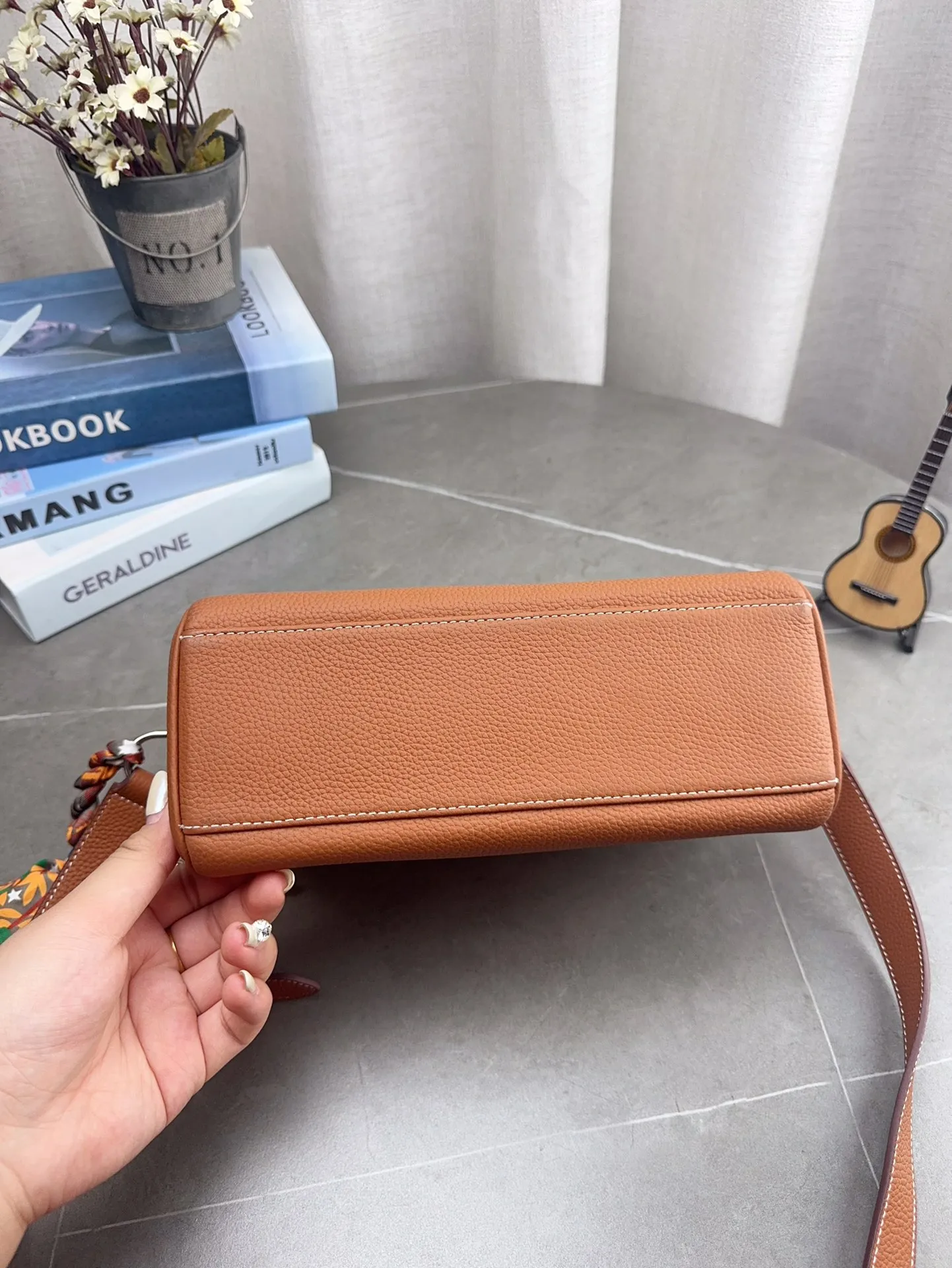 配折叠礼盒 H家 爱马仕 kelly 邮差包 男女同款尺寸刚刚好! 真的太太太太好看 ⚠️牛皮 包包特别又质感! 尺寸24*18cm p225