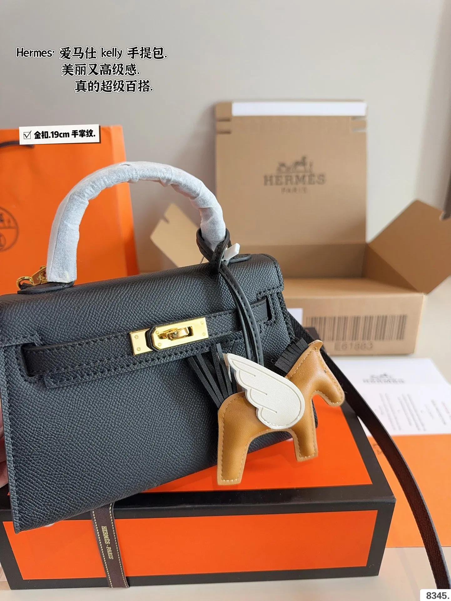 p175配礼盒🎁. 爱马仕 凯莉 kelly 二代 真的太香了 属于日常休闲跟 女人味都可以驾驭的那种 自己搭配了肩带 平时带 娃也可以解放双手 跟朋友下午茶手提更有feel哦 除了随身携带的化妆品 还有再放一个手机尺寸：19*6*12cm