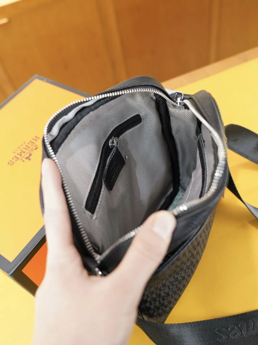 P140 🇫🇷 爱马仕 官网同步 高版本 斜挎单肩背包 永恒不过时的标志性产品 纯原单牛皮 顶级五金制作 非市面普通版本 今年Hermes最爱的款 全部实拍 实用性非常高 完全不用担心穿搭 配全套包装礼品盒 【规格:20x23x5】