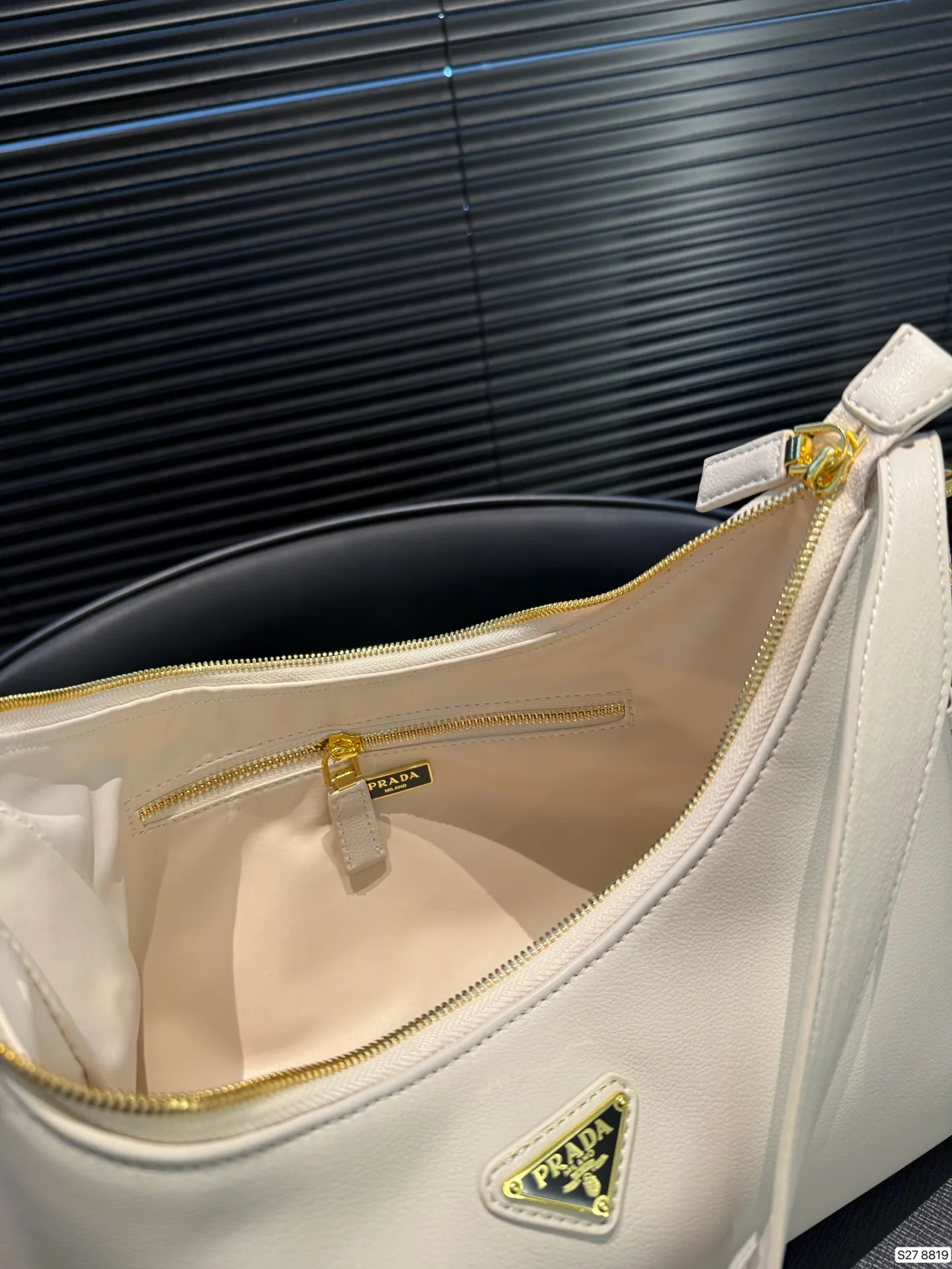 P185 配折叠盒 普拉达腋下新包|Prada上架2024秋冬新款Aimee手袋2024 秋冬Prada广告片中出场的这款手袋作品被命名为「Aim&eacute;e」 在法语中有「被爱、受宠」之意。 洗练hobo 廓形上点缀品牌标志性珐琅三角形金属徽标，搭配大衣狠狠爱了 尺寸：37 19 货号8819