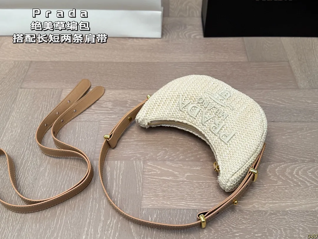 ¥130 搭配长短两条肩带 普拉达Prada绝美草编包 是背Prada阳光草编包的夏天啦 马上夏至了,来推荐这只Prada阳光草编包 编织和皮革,清爽也文艺,让你也可甜可美。设计也非常实用,夏天怎么能少了草编包呢 尺寸 21 10