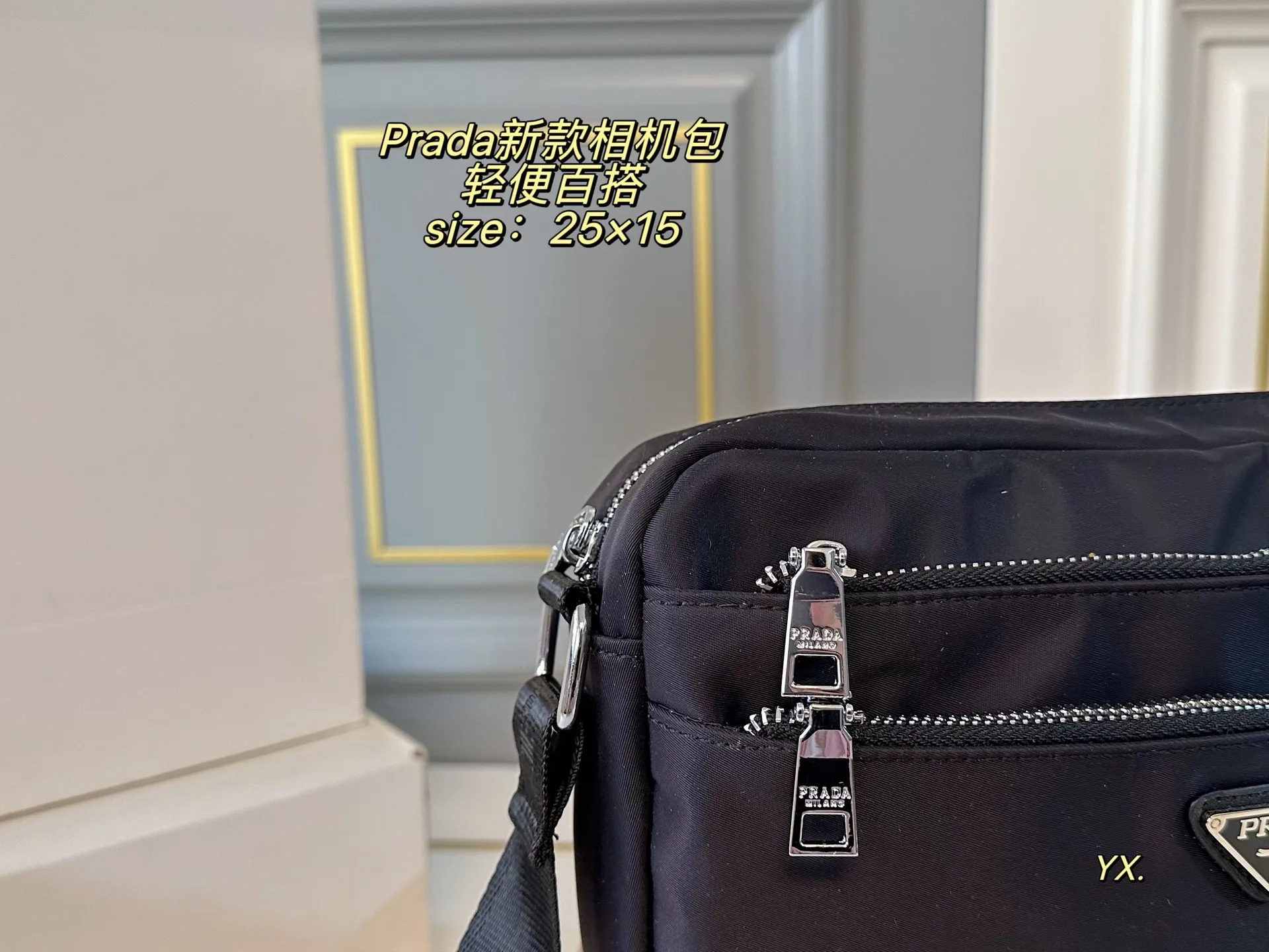 P95(配盒) size:25×15 PRADA普拉达新款相机包💕 采用进口尼龙 耐磨耐造 双层设计,方便归纳 容量超可,满足日常💗💗 可盐可甜,上身帅气而性感