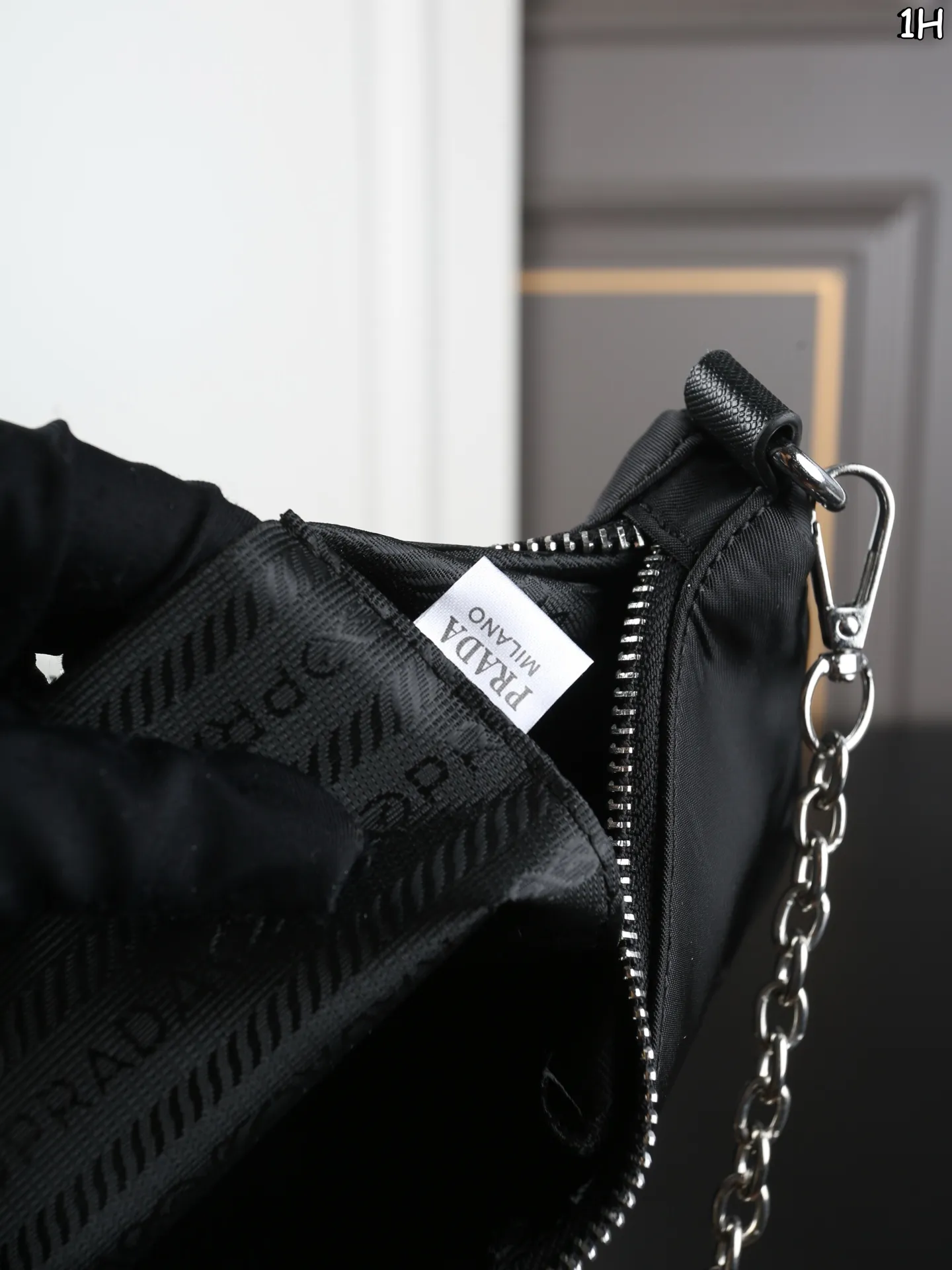 P150 PRADA普拉达 三合一腋下包➕钱包➕腰包 普拉达hobo三角logo徽标拉练再生尼龙拼皮革三合一腋下手提单肩斜挎包 Prada三合一 酷guy出街的王炸单品😎 尺寸:25.5×17/12×9/30×13.5