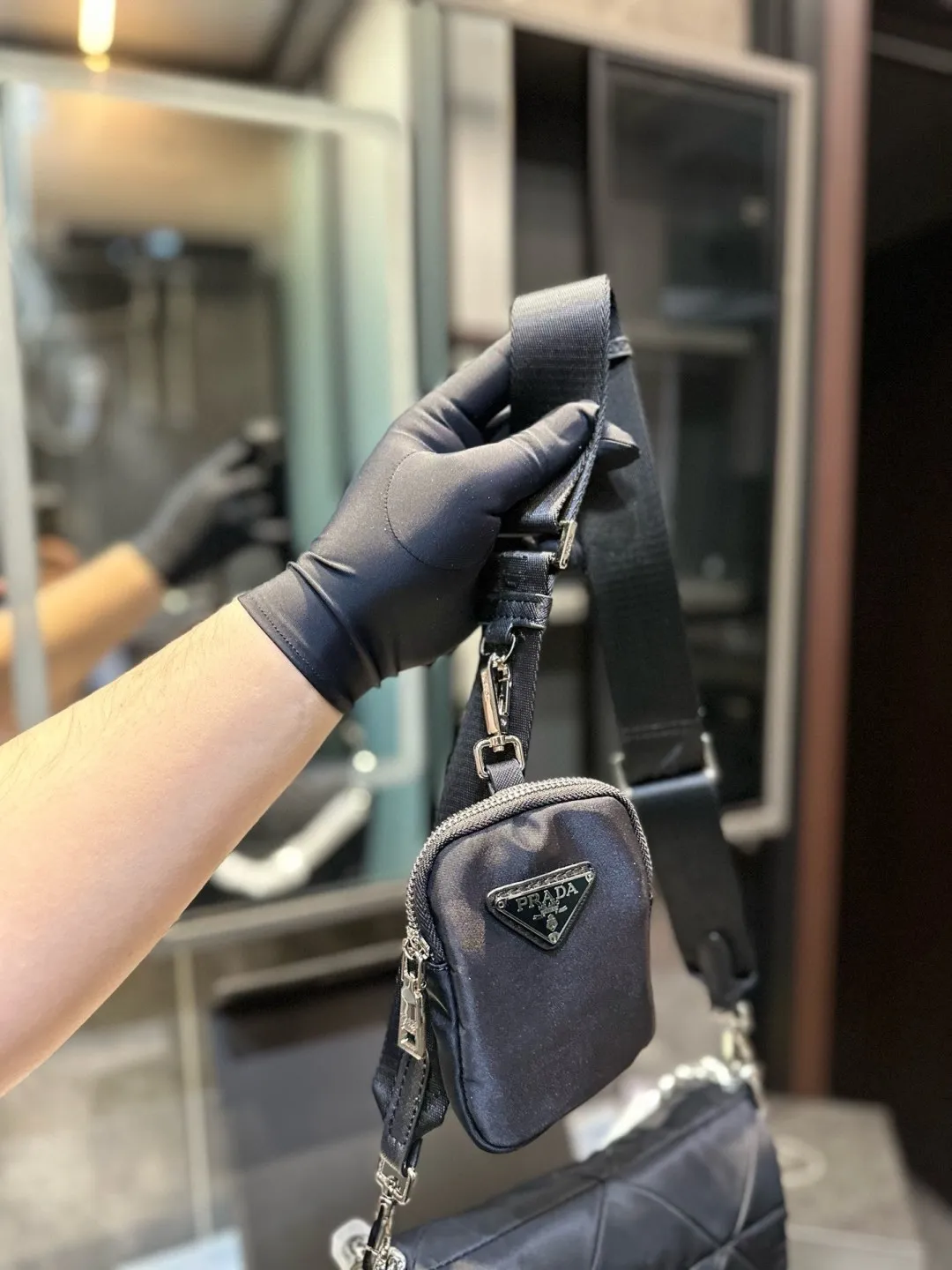 ❤️p125(礼盒包装)❤️ PRADA/普拉达新款System羊皮菱格邮差包 三合一女包 轻巧有型隐藏式前V拉链和翻盖设计包形与正面的三角标争相呼应突出了品牌logo标识的主题~肩带都可以调节 yx尺寸20 18cm