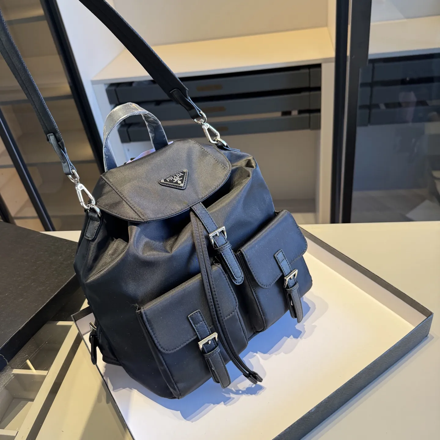 🅿️180✅新品推荐🔜 🔥升级版‼️配长肩带👍Prada普拉达专柜新款双肩包🎒男女通用‼️专柜同款哦👍超大容量~原版顶级五金!品质堪比正品!原版降落伞防水布配牛皮~面料外出轻便实用!旅游首选哦!🎁原版礼盒包装(size:30*33*15)