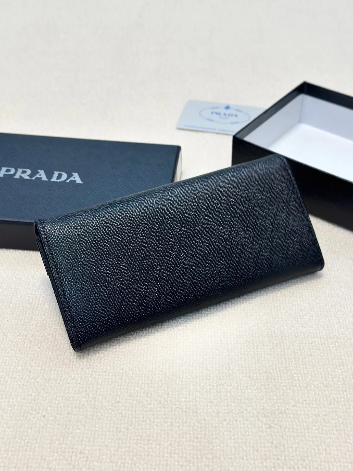 P95🎀🎀颜色 黑🎀尺寸 19x10🎀普拉达爆款牛皮两折钱包🔥款式经典做工精细耐磨耐用手感极佳❤