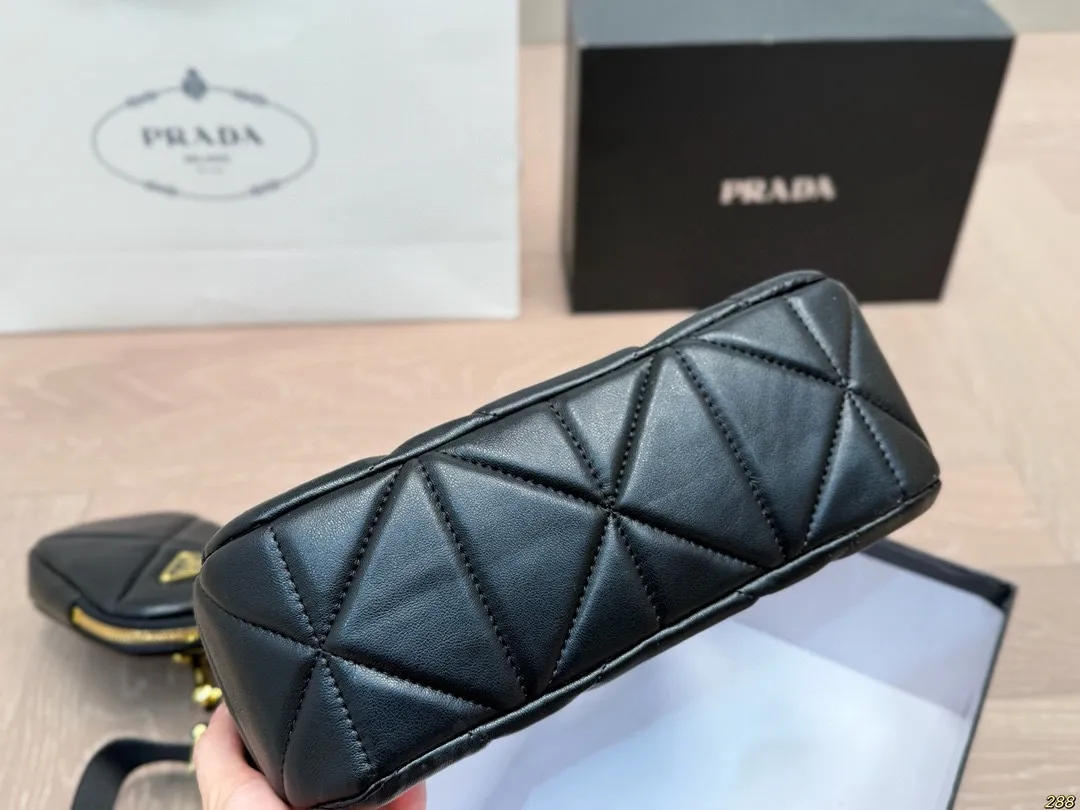 ¥125配盒 Prada 普拉达三合一hobo 肩背包 斜挎 秀场最火单品! 旅行 健身 生活 聚会 街拍 都ok! 很有高级感 时装feel。 尺寸:25 13