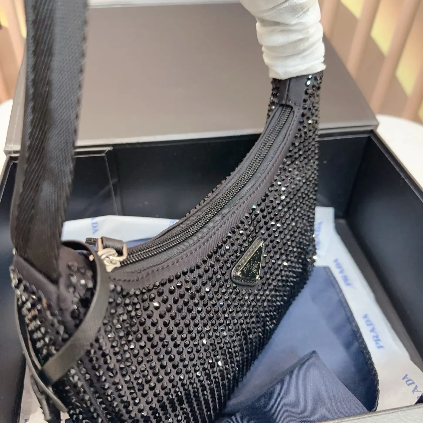 P120 礼盒🎁 size:21×12 PRADA 普拉达水钻Re-Edition hobo腋下包💕 包包焕以轻盈的绸缎面料制作, 通体镶嵌璀璨的水钻为亮点, 搭配珐琅三角包扣,容量🉑️~ 任何场合都能成为引人注目的焦点✨yx