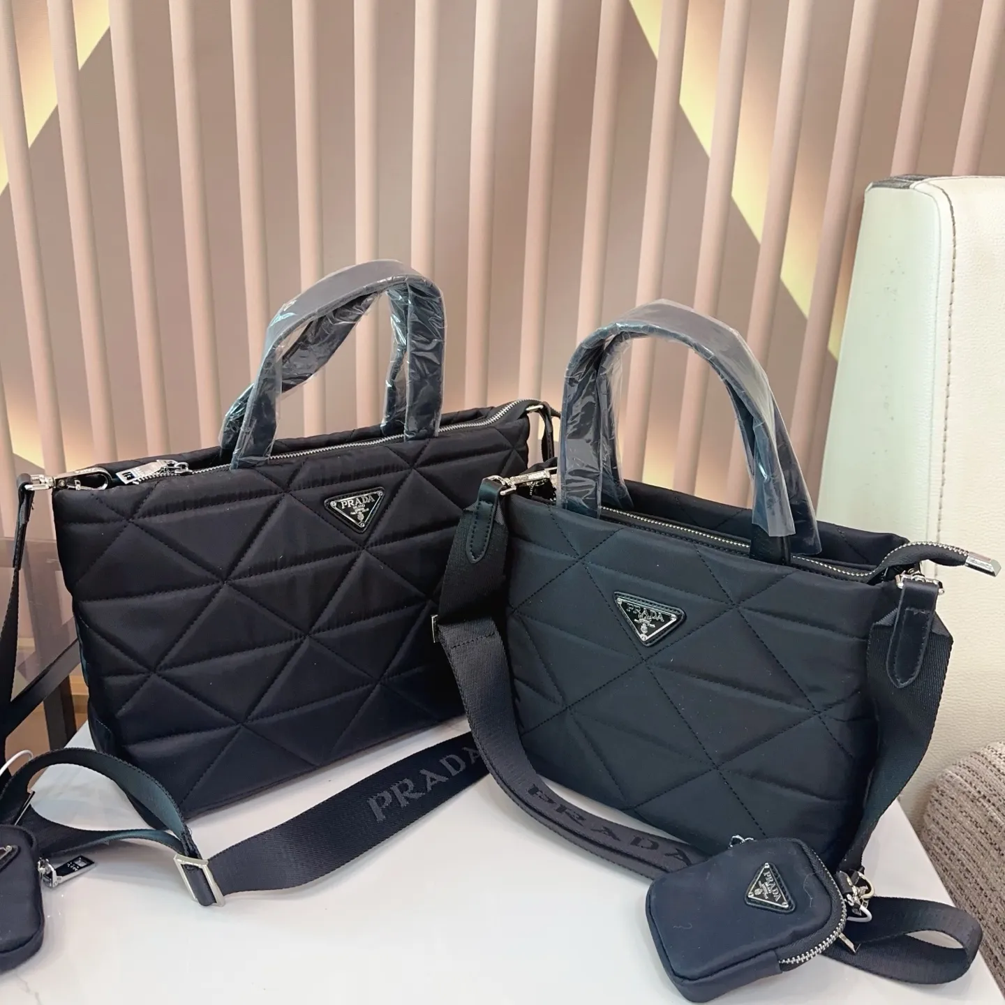 p120/p115 普拉达 PRADA 帆布菜篮子 质感爆棚的美 上身真的太太太有质感啦 日常逛街不要太吸晴 尺寸:32*13*20/23*12*19cm. bb