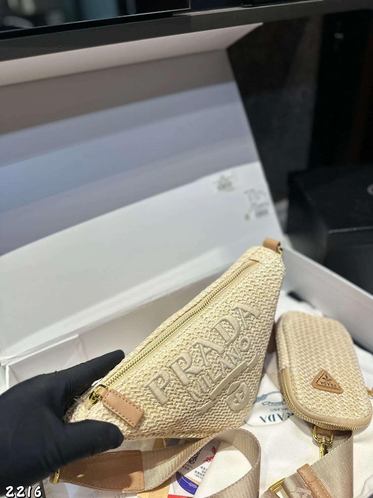 ❤️p130❤️ ✅新品推荐🔜升级版🔥Prada普拉达专柜同款编织三角包~草编包👍配小包‼️高端货!可肩背~各大明星追捧的爆款~棕榈叶和牛皮编织而成‼️采用最好的五金配件!经典logo!(size:28*14*10 小包9*13)