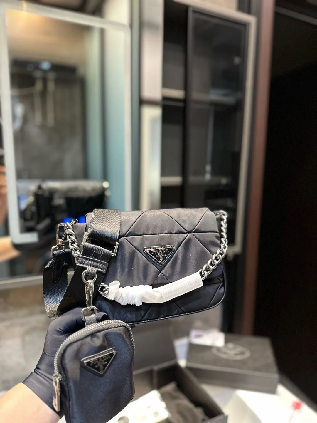 ❤️p125(礼盒包装)❤️ PRADA/普拉达新款System羊皮菱格邮差包 三合一女包 轻巧有型隐藏式前V拉链和翻盖设计包形与正面的三角标争相呼应突出了品牌logo标识的主题~肩带都可以调节 yx尺寸20 18cm