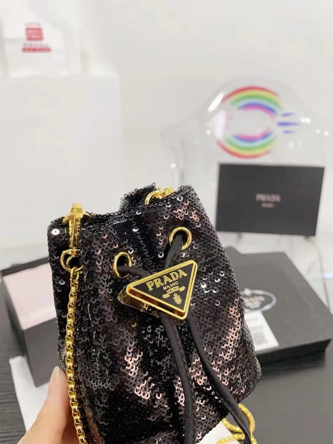 👑💰P105配盒 ⚠️尺寸10.13 普拉达PRADA mini亮片水桶包 太可爱了,bling bling的效果非常吸睛 可仙可酷,难道你不心动。 太美太可爱了