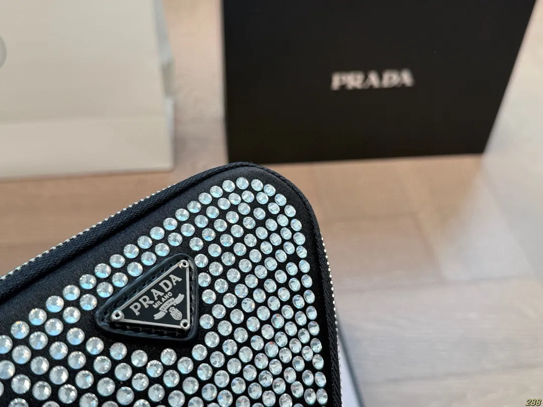 ¥100配盒 Prada 普拉达三角包 零钱包 超好搭 最近真的好火,脑子里是瞬间相出了N种搭配方式,非常的百搭,上身也非常的好!尺寸14 11