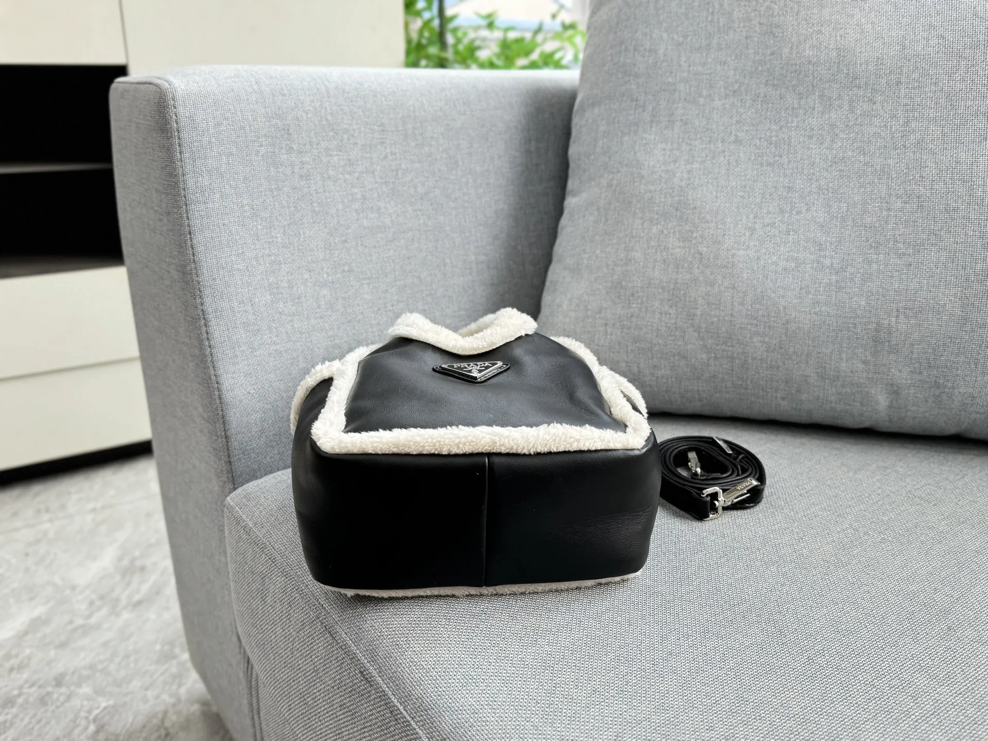 💰135 size:18×16 PRADA普拉达 羊羔毛 菜篮子包 托特包Tote包购物袋 手提包 2025秋冬羊羔毛饭盒包 奶呼呼的小包!超级可爱! 看到毛绒绒的包包因为冬天❄️来啦 新品毛茸茸包,冬天的可可爱爱🟠