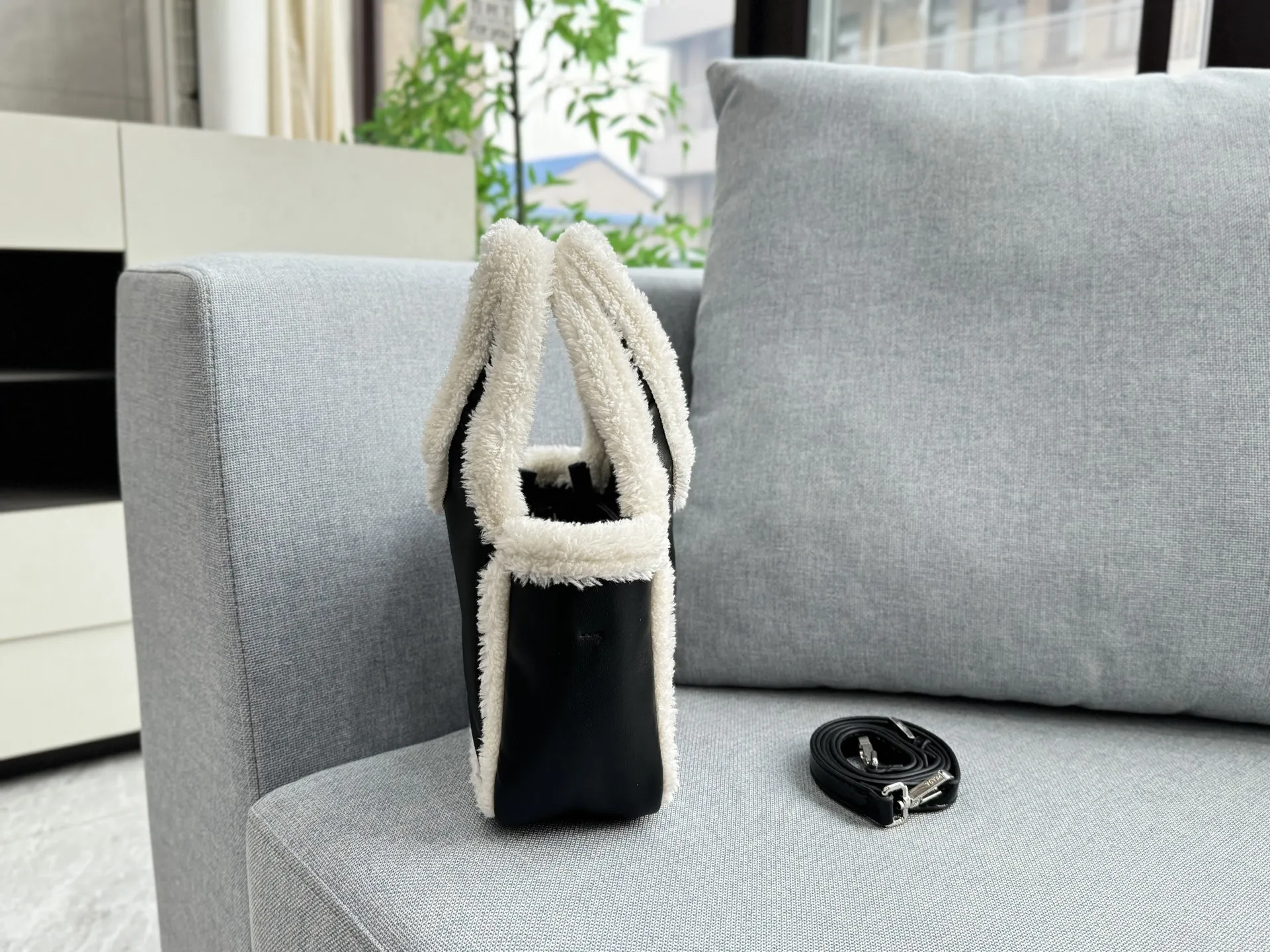 💰135 size:18×16 PRADA普拉达 羊羔毛 菜篮子包 托特包Tote包购物袋 手提包 2025秋冬羊羔毛饭盒包 奶呼呼的小包!超级可爱! 看到毛绒绒的包包因为冬天❄️来啦 新品毛茸茸包,冬天的可可爱爱🟠