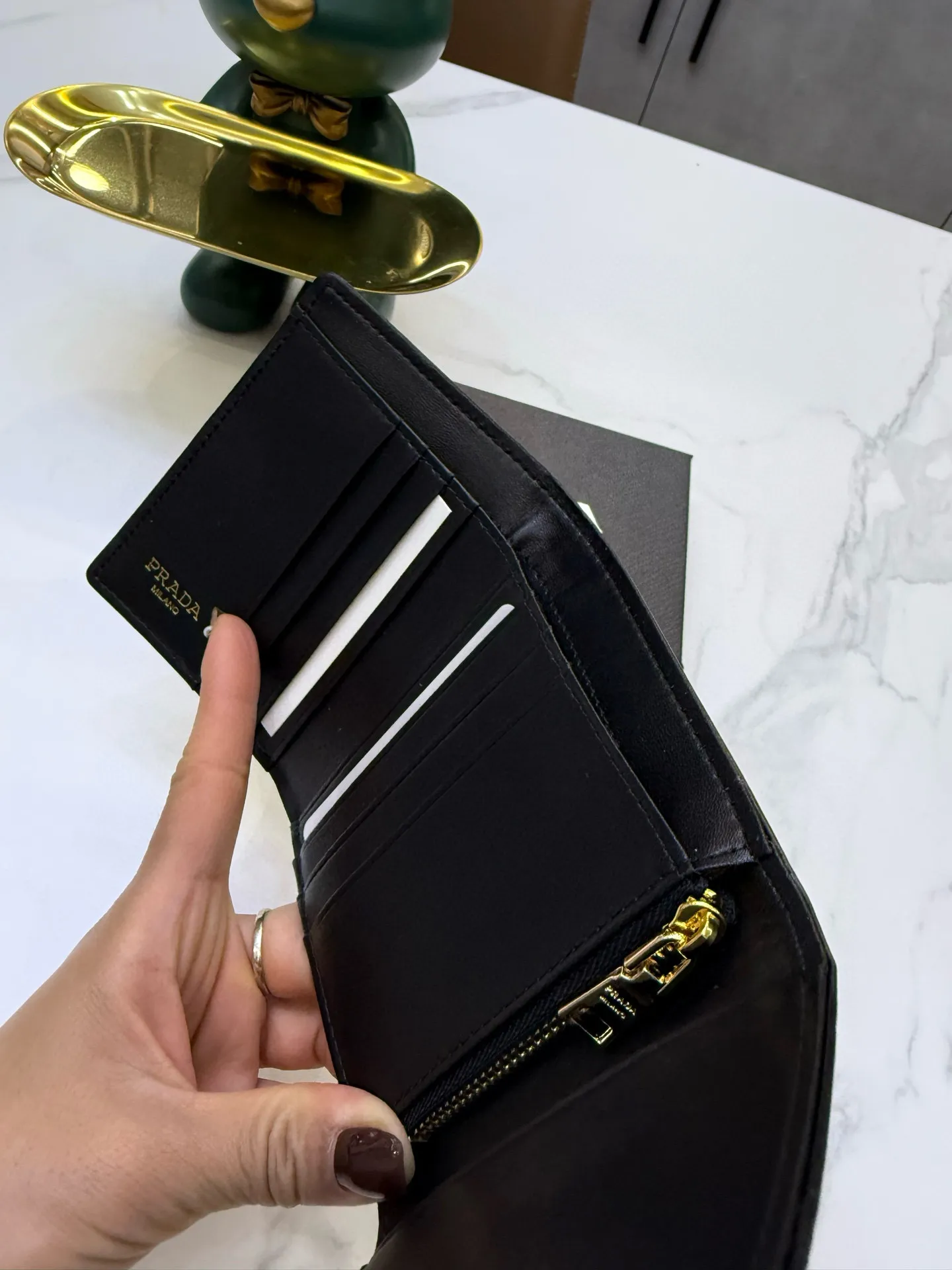 📢📢📢p85 普拉达专柜新款女士钱包 三折款 💕里外牛皮 原版质量做工 小身躯 大容量 👍 超级美哦