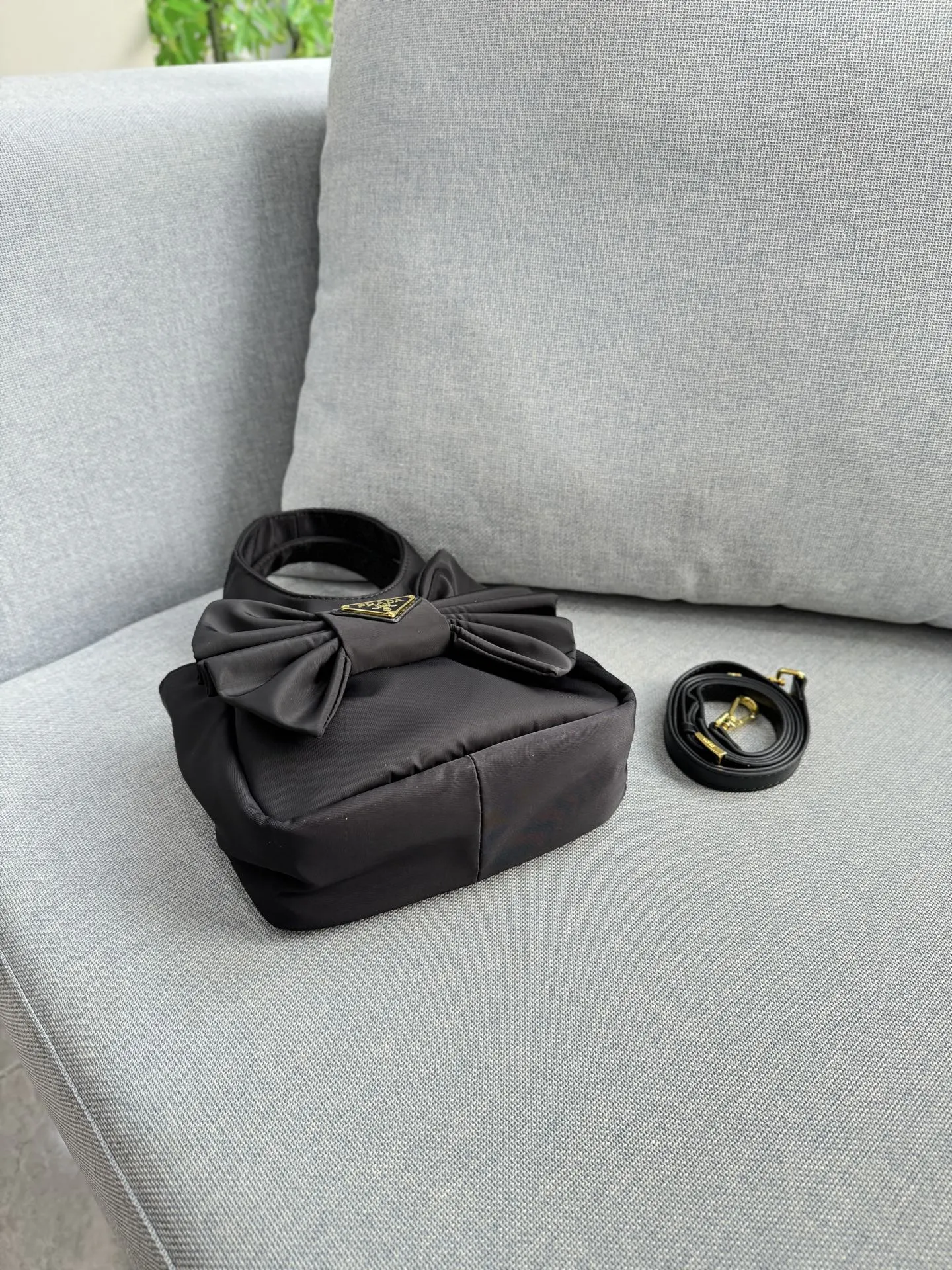 💰130 size：20&times;16 PRADA普拉达 Re-Nylon 帆布 蝴蝶结 菜篮子 单肩斜挎手提包 Prada | 嗲到爆炸的蝴蝶结菜篮子🎀 小小膨膨的好可爱💙❤️ Prada高级感包包 用高级感狙击TA的心动瞬间