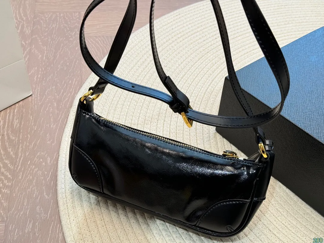 ¥120折叠盒 普拉达PRADA 法棍包 我说这是最美Prada没人反驳吧 这只小可爱谁见谁心动 装饰你的四季 尺寸21 9