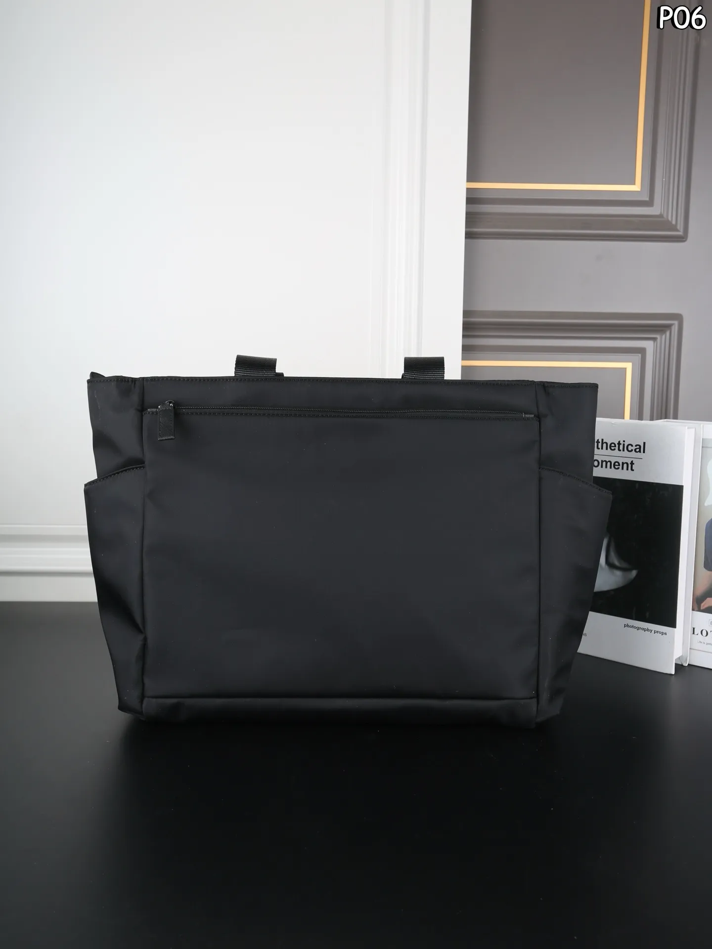 P180 PRADA普拉达 Re-Nylon 托特包Tote包购物袋 尼龙 手提包 这款托特包采用进口尼龙面料，前幅拉链口袋设计，包身两侧口袋可放水杯/雨伞....等等，可手提肩背，出短差和平时用都没问题，功能性非常实用，又是一款永久不过时爆款🎉🎉 Prada 最轻便的包包 尺寸：41&times;32