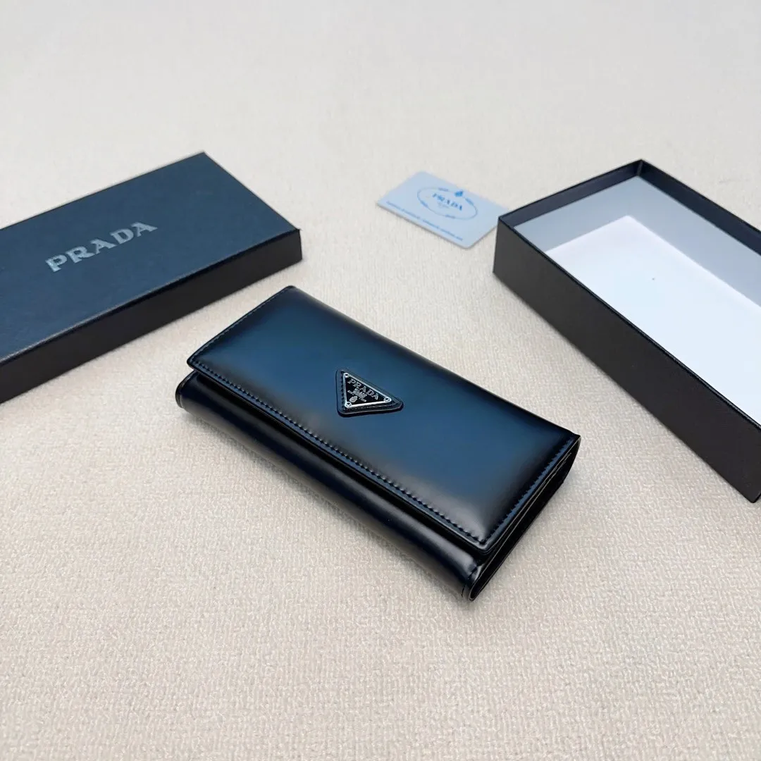 P90🎀🎀颜色 黑🎀尺寸 19x10🎀实拍普拉达爆款牛皮两折钱包🔥款式经典做工精细耐磨耐用手感极佳❤