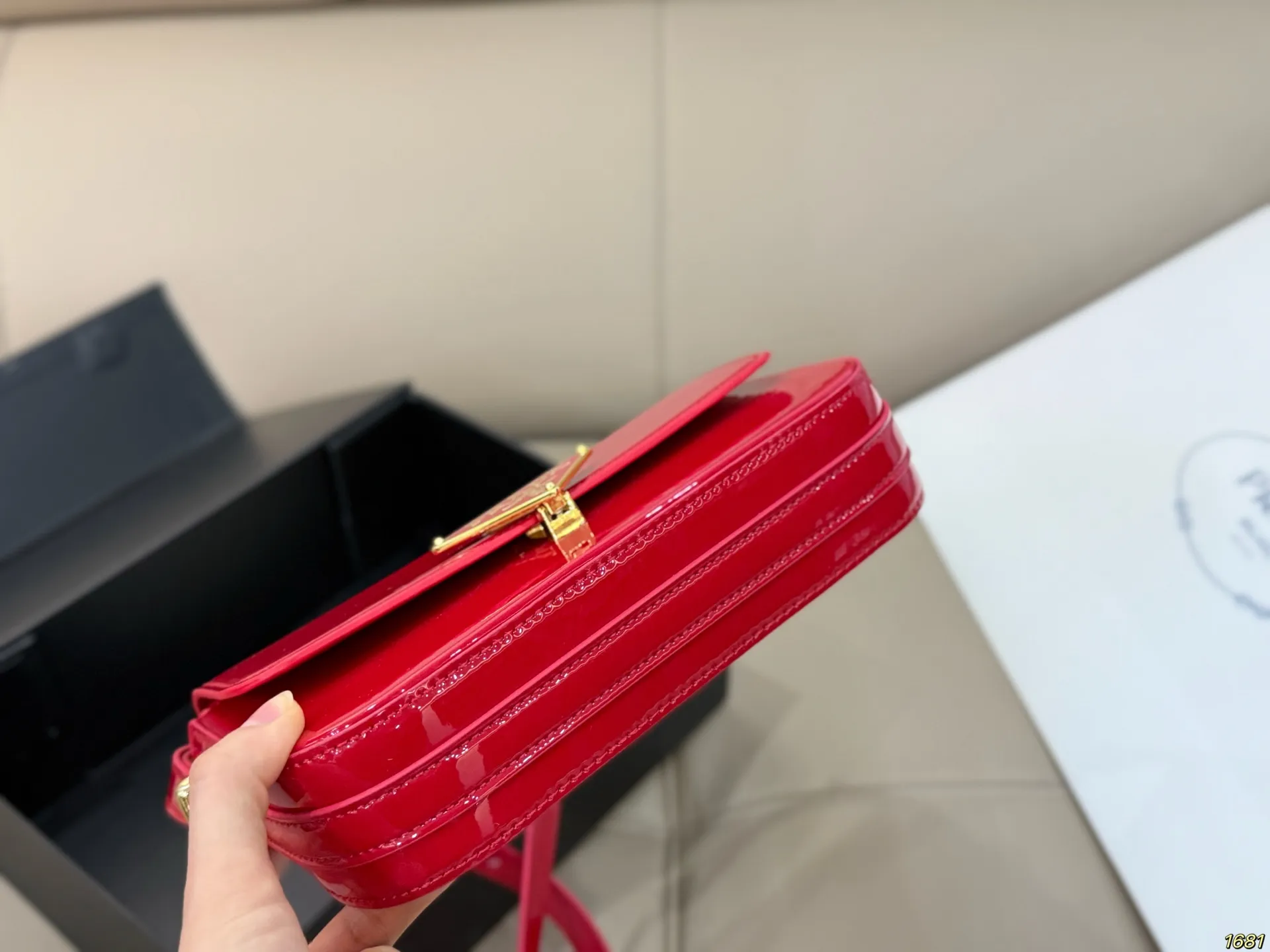 ¥140 普拉达Prada 这只真的可爱死了 大大的三角logo非常经典 性价比好的一塌糊涂 尺寸21 13