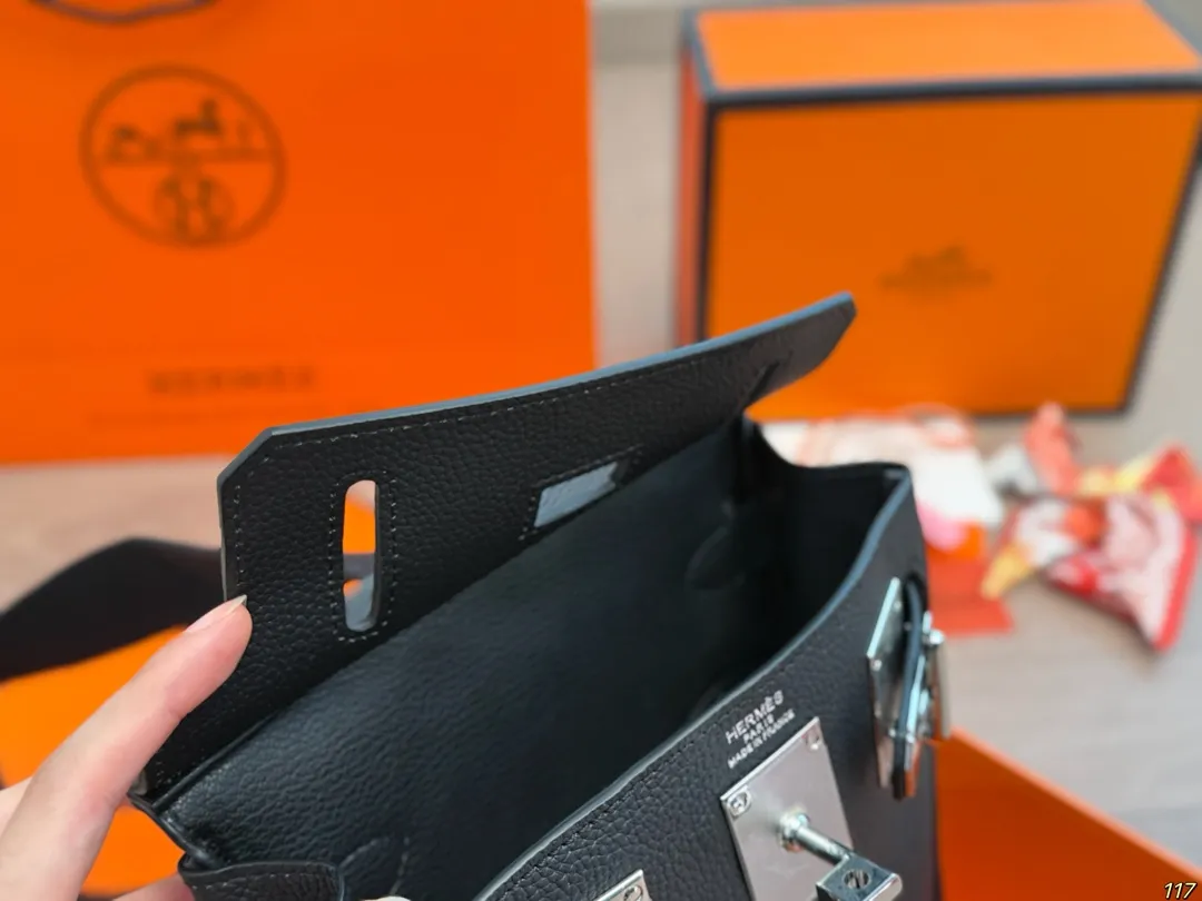 &yen;235飞机盒 爱马仕 Hermes HAC A DOS 爱马仕很适合男生的包其实挺少的但是Hac真的很适合男生!!最实用的男包颜值也抗打 无论是斜挎还是当胸包都很舒服拿Hac根本不用考虑穿搭问题~ 尺寸18 27