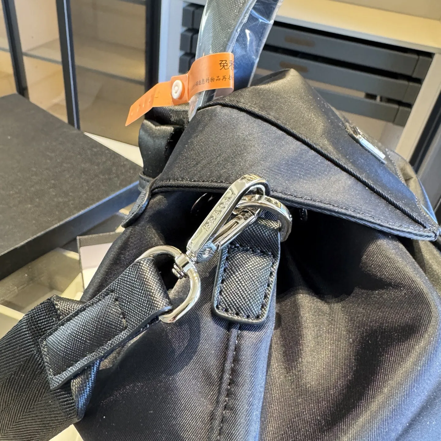 🅿️180✅新品推荐🔜 🔥升级版‼️配长肩带👍Prada普拉达专柜新款双肩包🎒男女通用‼️专柜同款哦👍超大容量～原版顶级五金！品质堪比正品！原版降落伞防水布配牛皮～面料外出轻便实用！旅游首选哦！🎁原版礼盒包装（size：30*33*15）