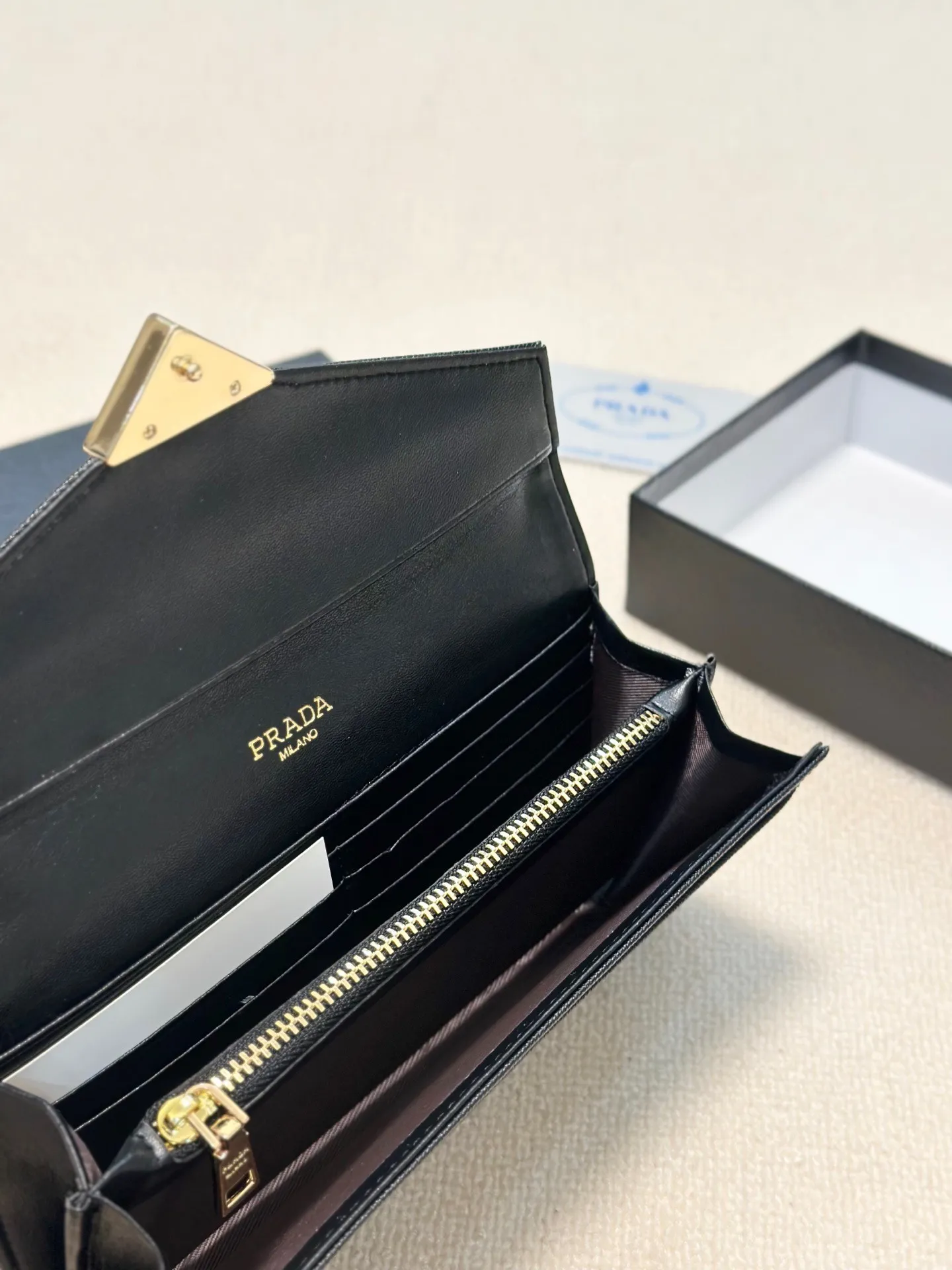 P95🎀🎀颜色 黑🎀尺寸 19x10🎀普拉达爆款牛皮两折钱包🔥款式经典做工精细耐磨耐用手感极佳❤