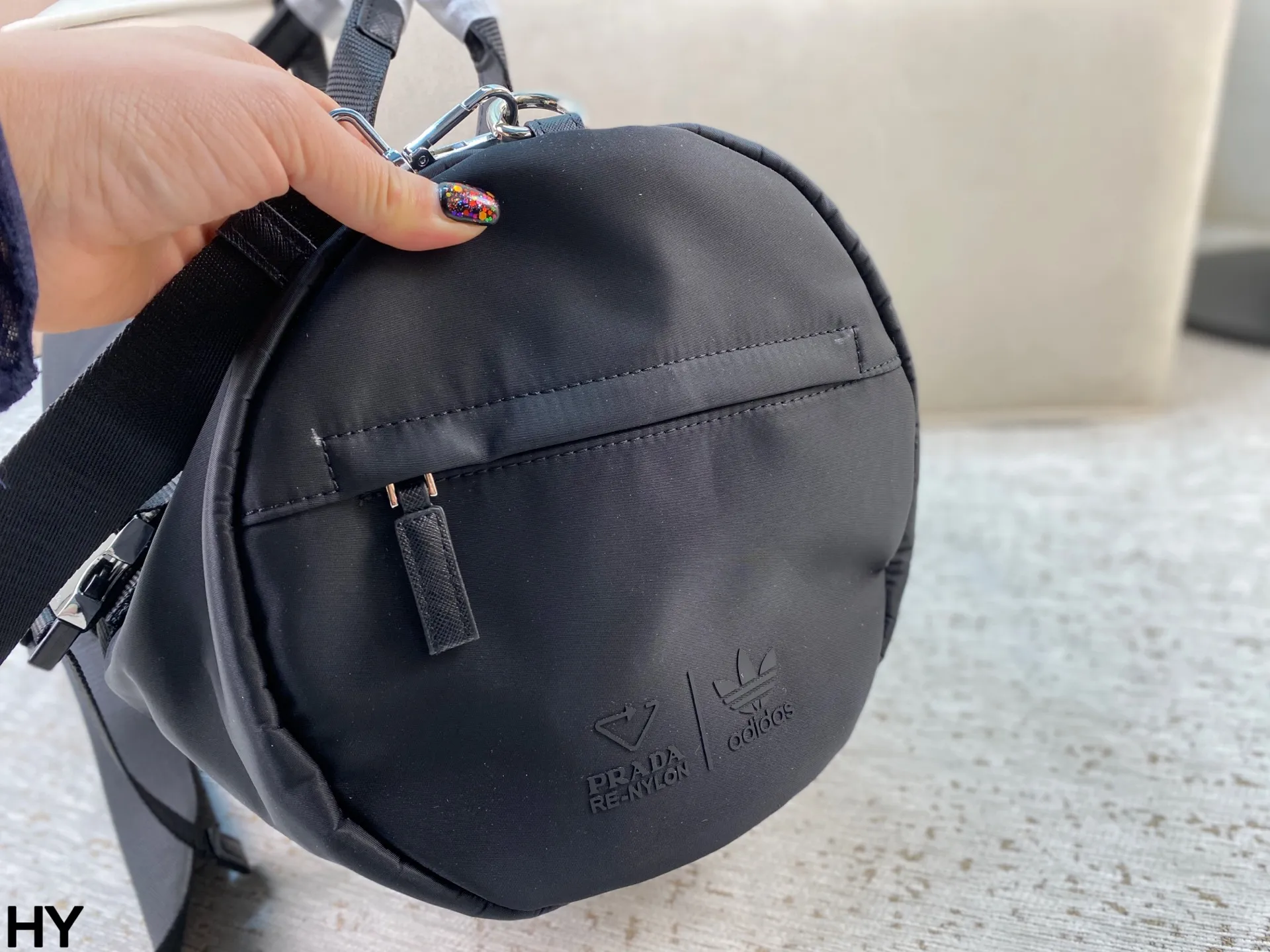 p170 无盒🎁 Prada✖️阿迪联名旅行袋 男女同款 p家经典尼龙质地配上经典三道杠 运动元素拉满 便携自重轻 去健身或者旅行都非常适用!尺寸:底50*宽24*高24