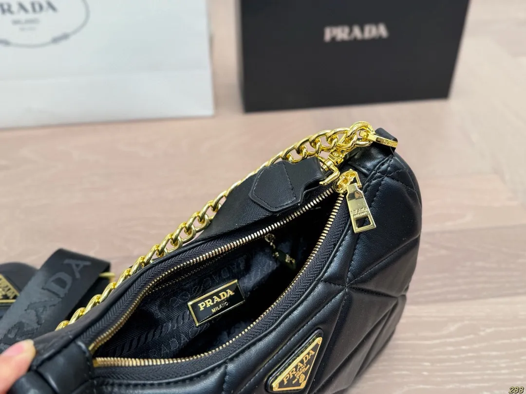 &yen;125配盒 Prada 普拉达三合一hobo 肩背包 斜挎 秀场最火单品！ 旅行 健身 生活 聚会 街拍 都ok！ 很有高级感 时装feel。 尺寸：25 13