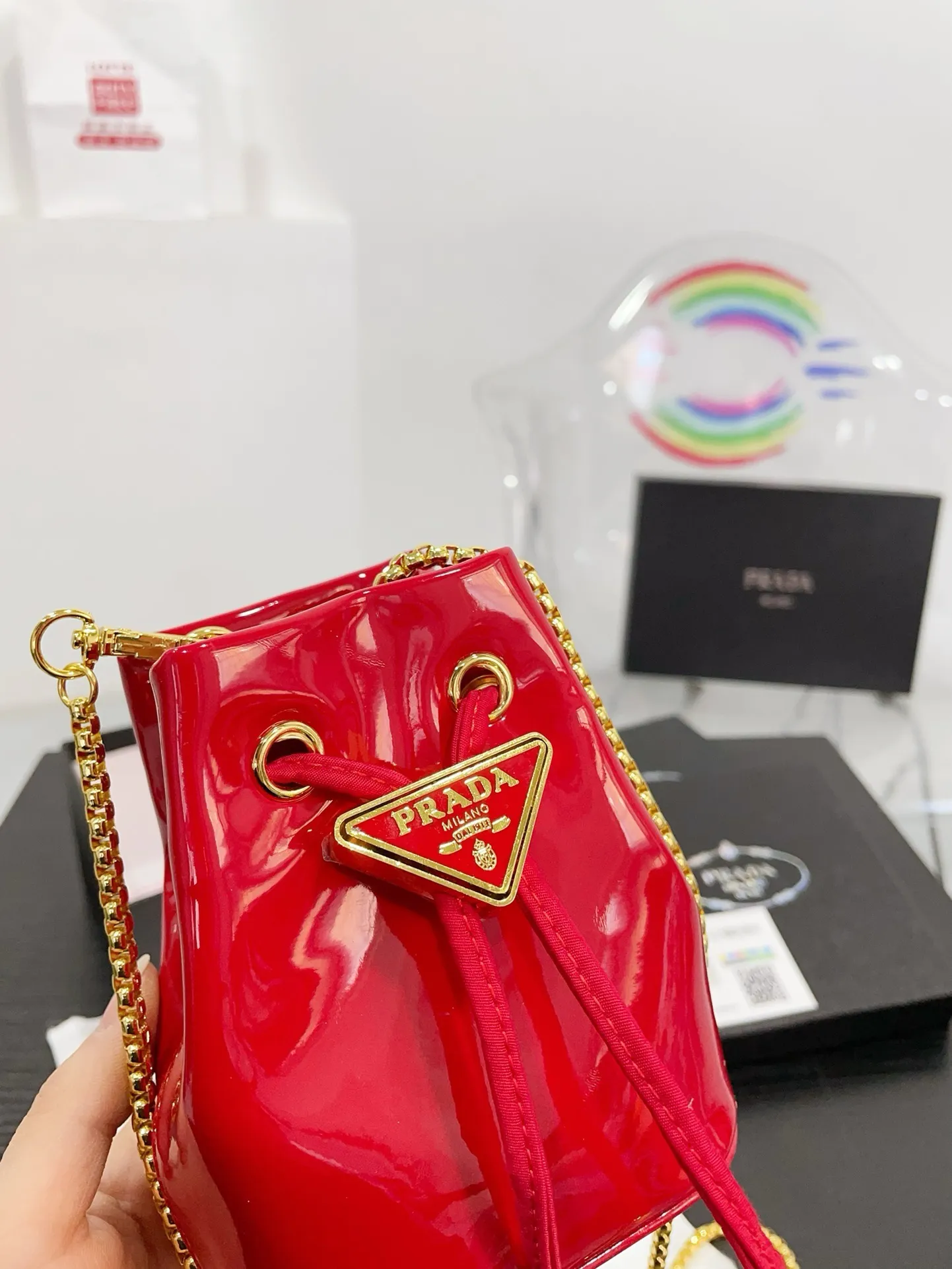 👑💰P105配盒 ⚠️尺寸10.13 普拉达PRADA mini亮片水桶包 太可爱了,bling bling的效果非常吸睛 可仙可酷,难道你不心动。 太美太可爱了