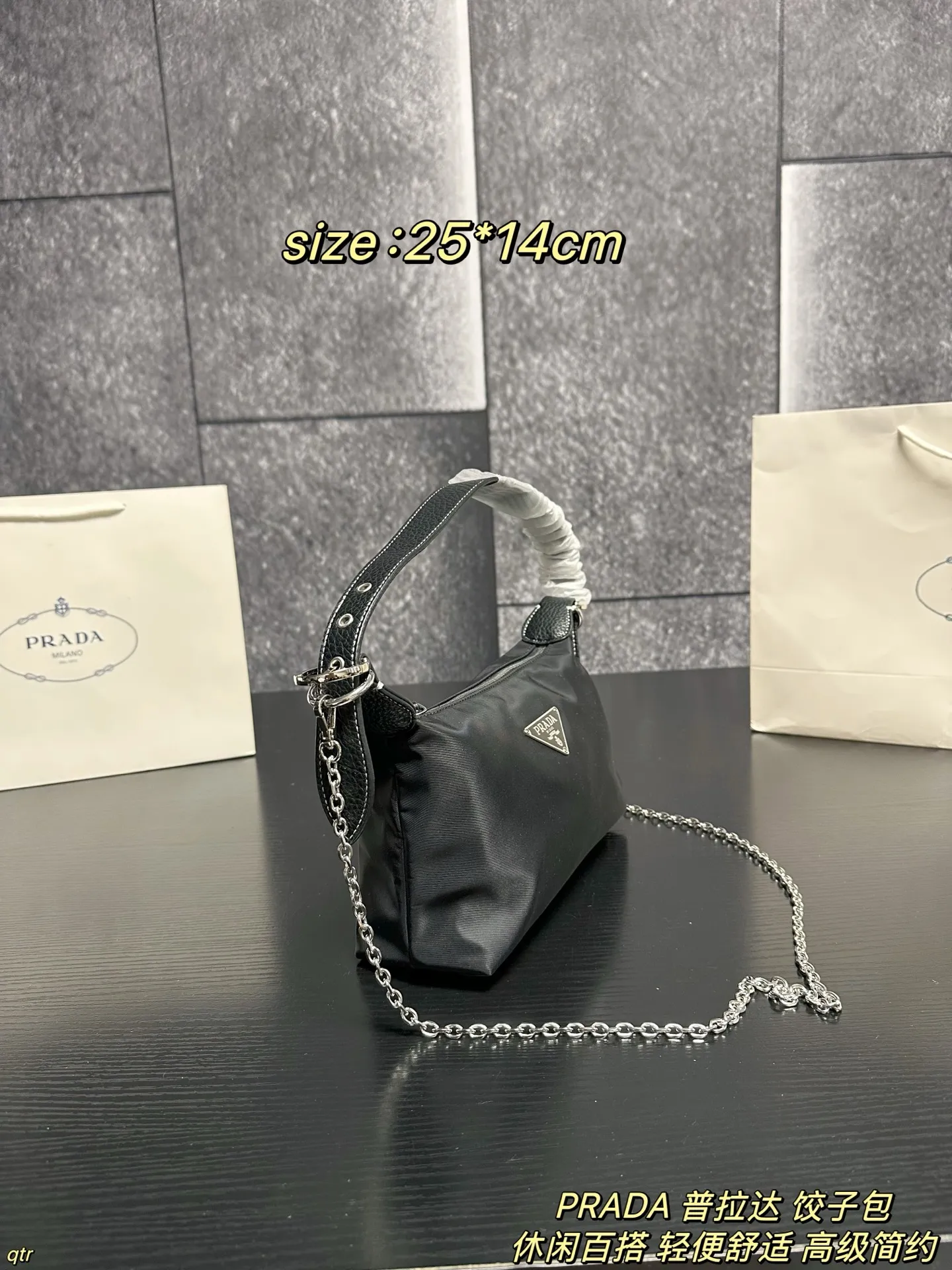 P95配盒 PRADA 普拉达 饺子包 不撞包又实用的小众 Prada尼龙饺子包,这颗造型非常可爱🤩像一个饺子🥟嘿嘿~简约又不失设计感 百搭实用款✨使用率也会很高 因为它好看又方便呀,贴心的设计边角还有皮革保护防磨损,容量也很大 出街通勤都没有问题滴~ 尺寸:25*14cm