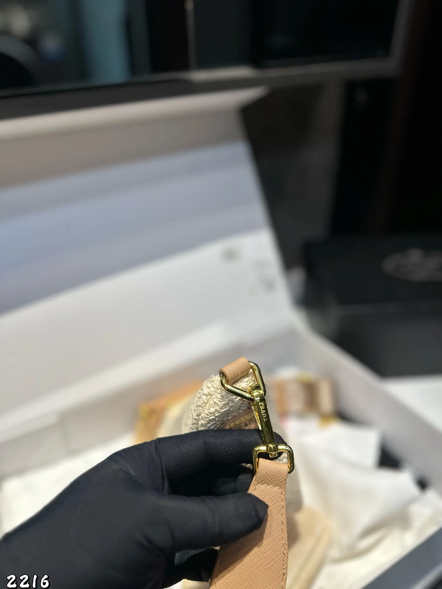 ❤️p130❤️ ✅新品推荐🔜升级版🔥Prada普拉达专柜同款编织三角包~草编包👍配小包‼️高端货!可肩背~各大明星追捧的爆款~棕榈叶和牛皮编织而成‼️采用最好的五金配件!经典logo!(size:28*14*10 小包9*13)