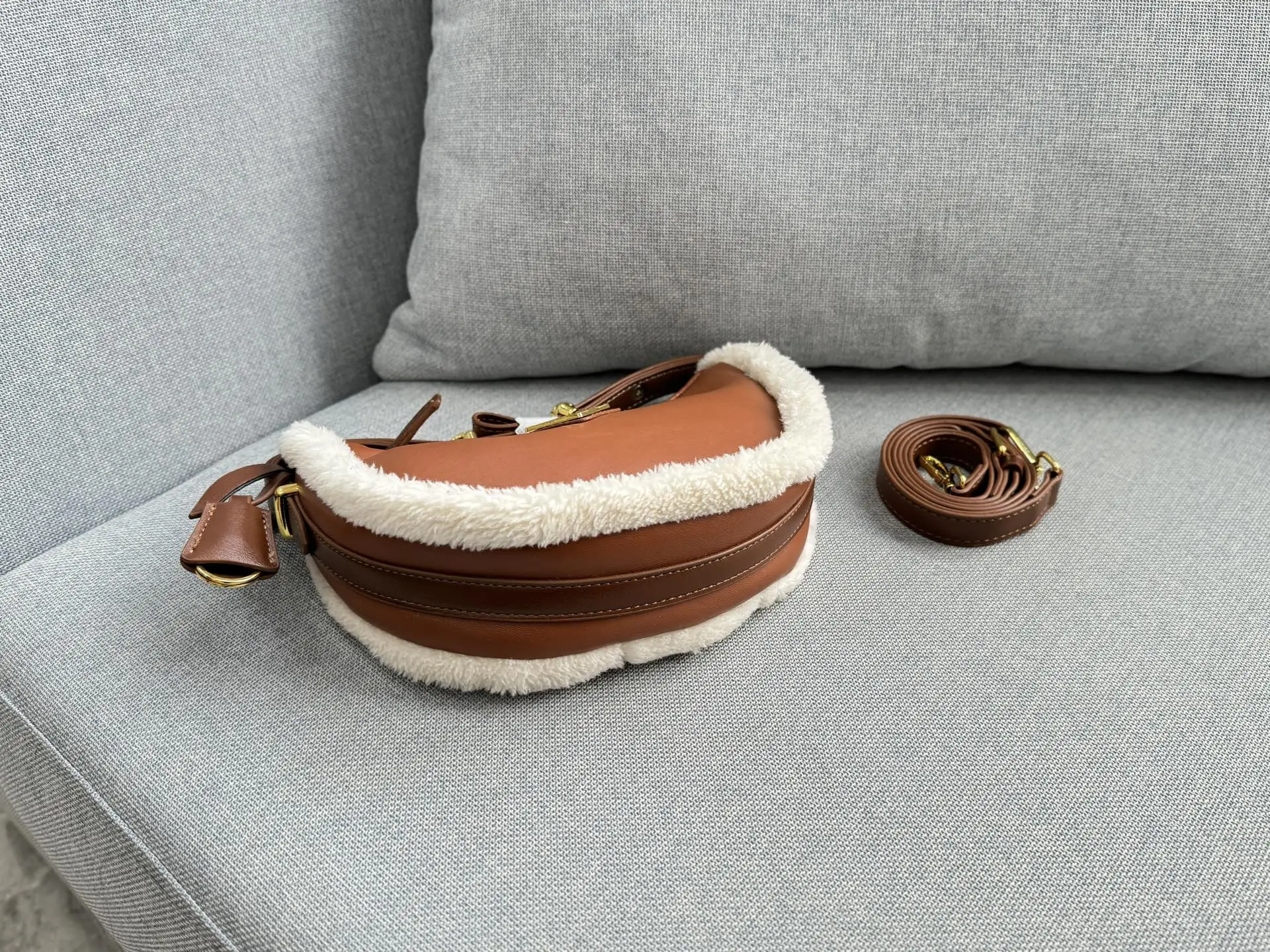 💰135 size:23×15 PRADA普拉达 羊羔毛 腋下包 单肩手提包 月牙包 半月包 冬天就要有冬天的包包呀❄️ 新品毛茸茸包,冬天的可可爱爱🟠 腋下包已成为主流时尚趋势啦! 超级百搭好看时髦潮人一定要买它! 不仅实用轻便又好看😍😍