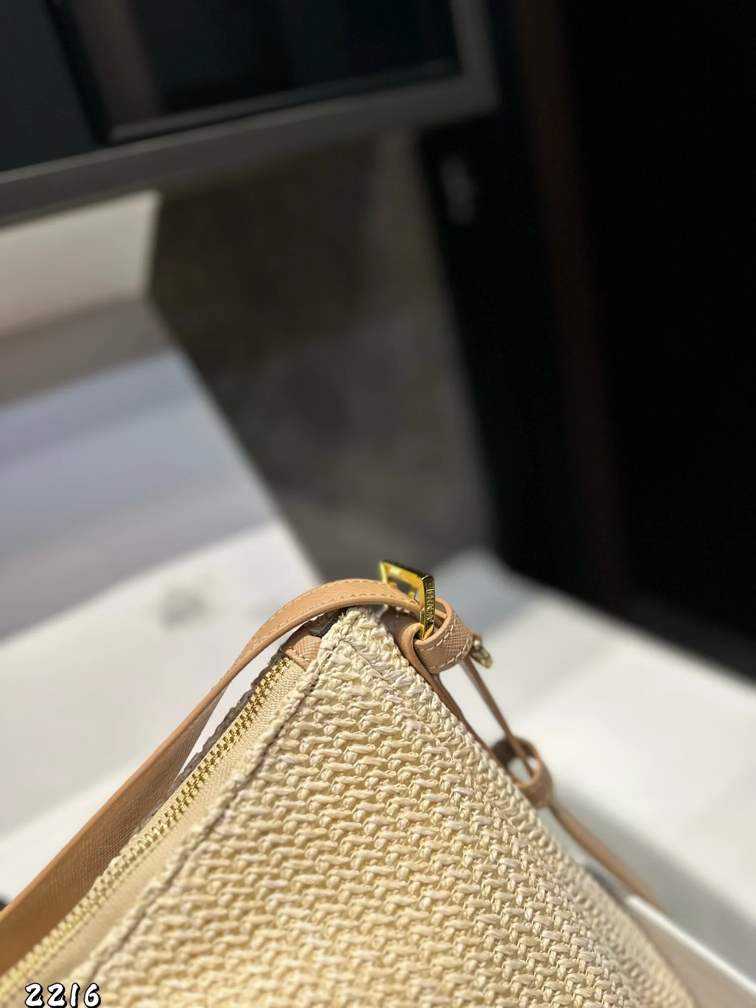 ❤️p160❤️ ✅新品推荐🔜高端货🔥Prada普拉达新款编织腋下包👍高端货!大容量!各大明星追捧的爆款~棕榈叶和牛皮编织而成‼️采用最好的五金配件!(size:40*23*11)