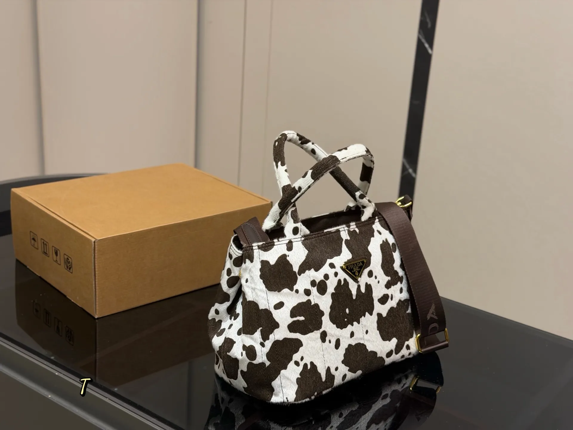 ¥140 size:29.20cm 又是心动Prada托特的一天. 松弛慵懒的tote包真的爱惨了 普拉达tote(保龄球) 上身满满的高级感! 日常通勤必备哦!