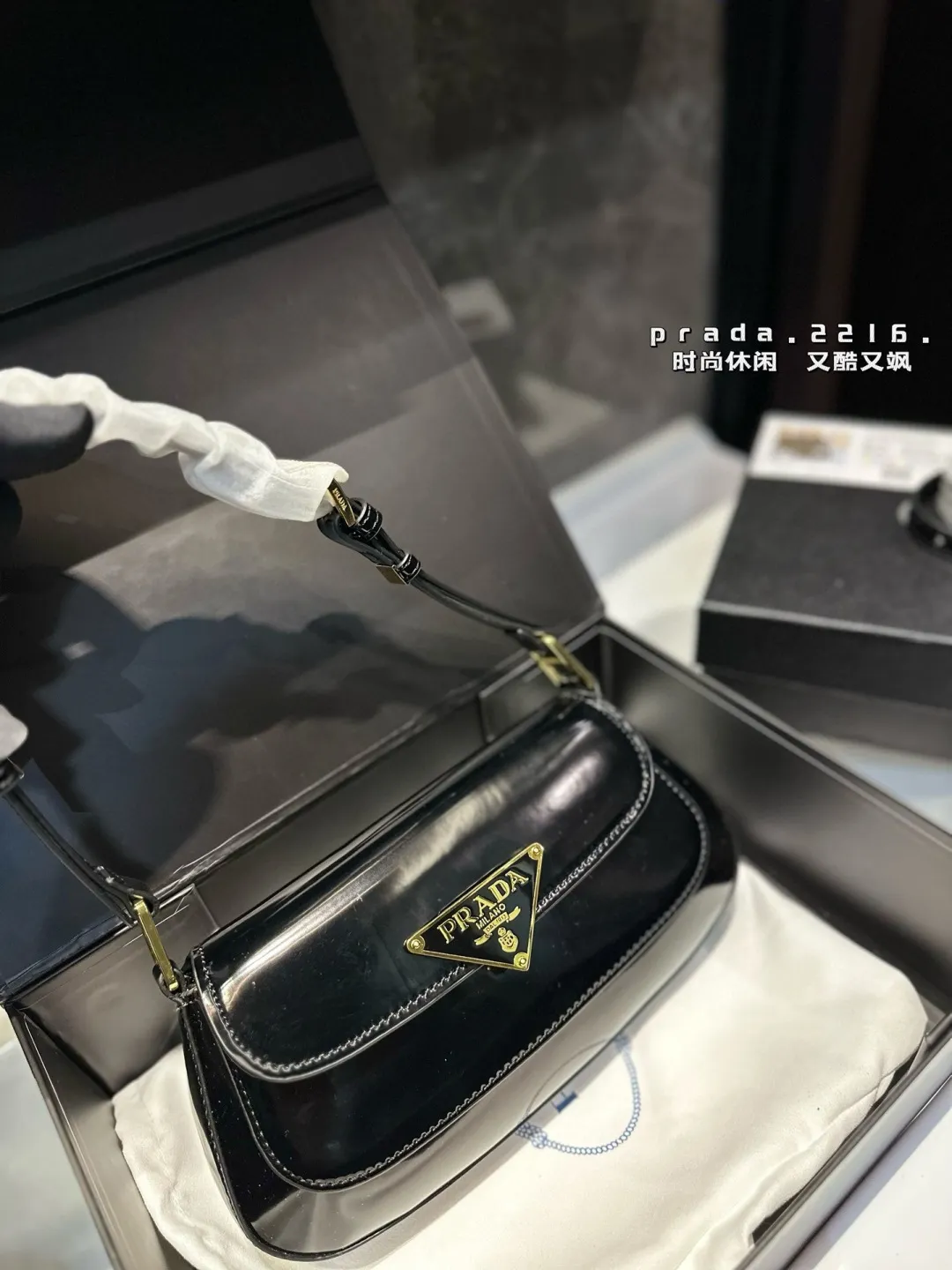 ❤️p120❤️ 普拉达漆皮腋下包 独特的艺术气息 颜值高 集美必入 尺寸25