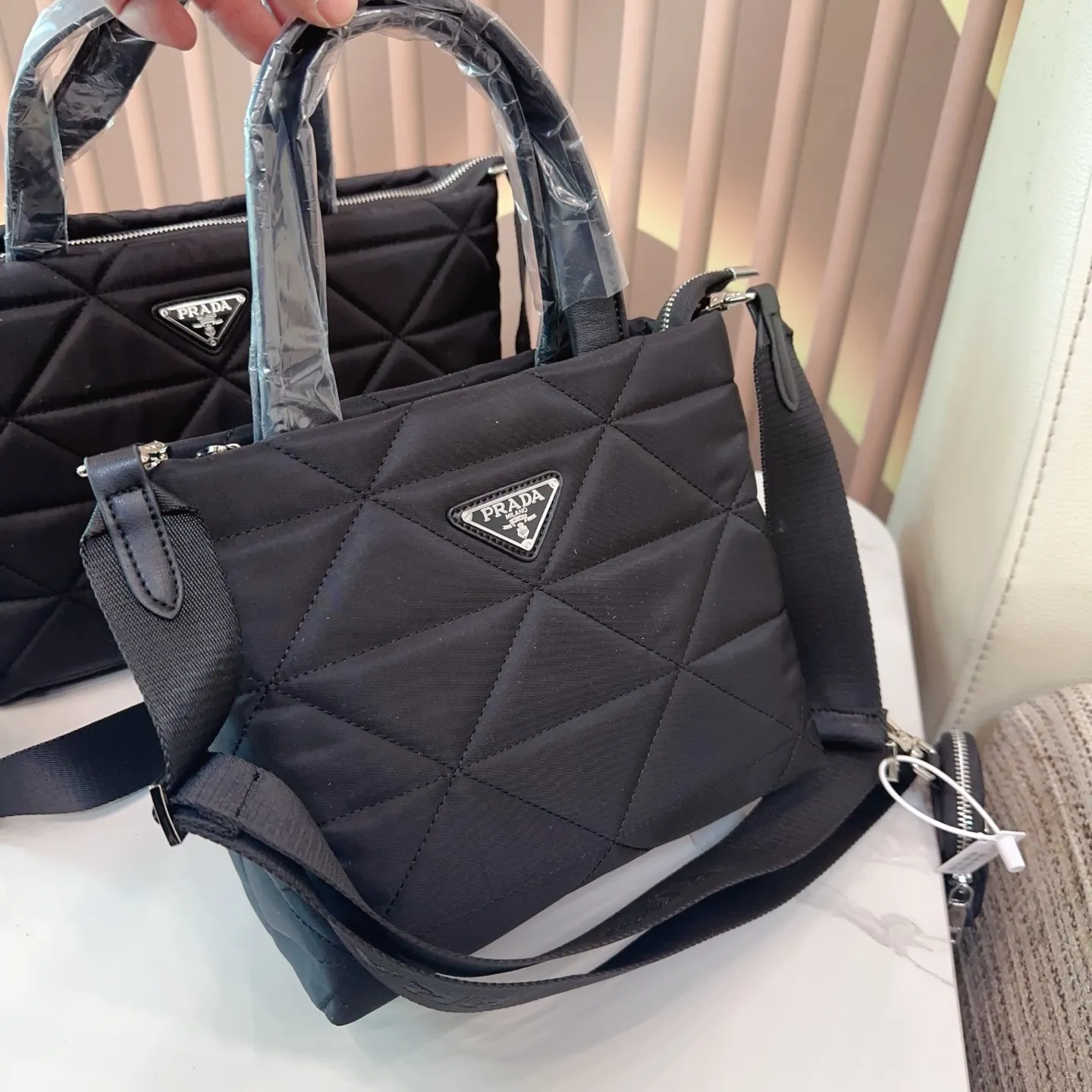 p120/p115 普拉达 PRADA 帆布菜篮子 质感爆棚的美 上身真的太太太有质感啦 日常逛街不要太吸晴 尺寸：32*13*20/23*12*19cm. bb