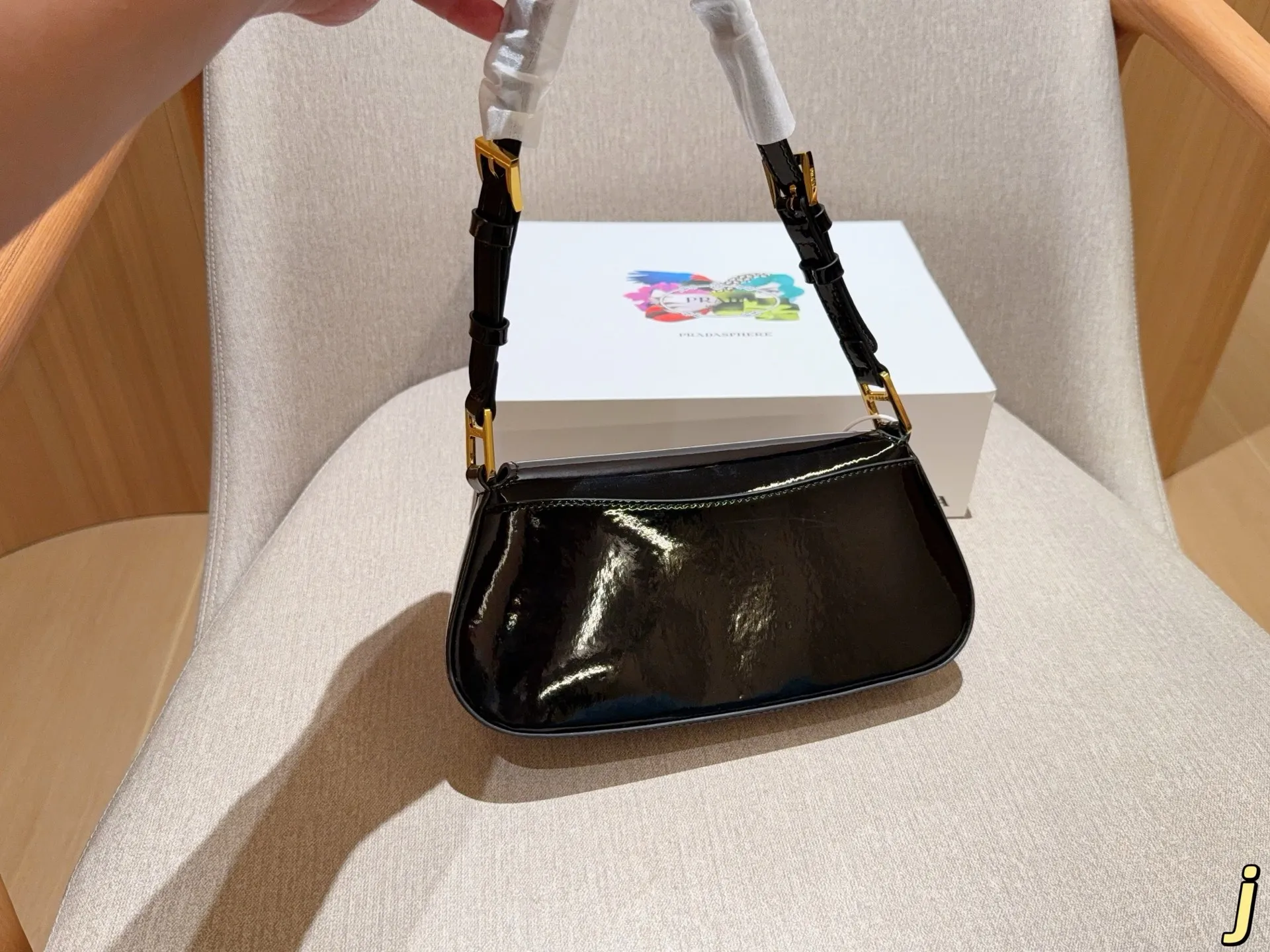 💰170 普拉达prada 新款fw亮皮漆皮hobo腋下包 翻盖法棍包 尺寸24×14×4 礼盒包装🎁