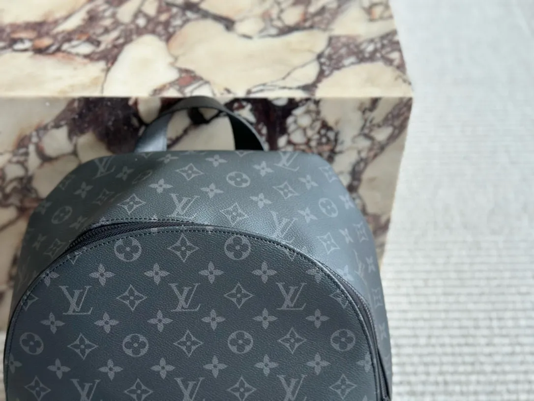 💰160 复刻版 size:36*28cm L家 双肩包💼 超高清五金logo标志、 专用里内里 直男必备款。 Lv最好看的黑色老花双肩包 大小也刚刚好哦!