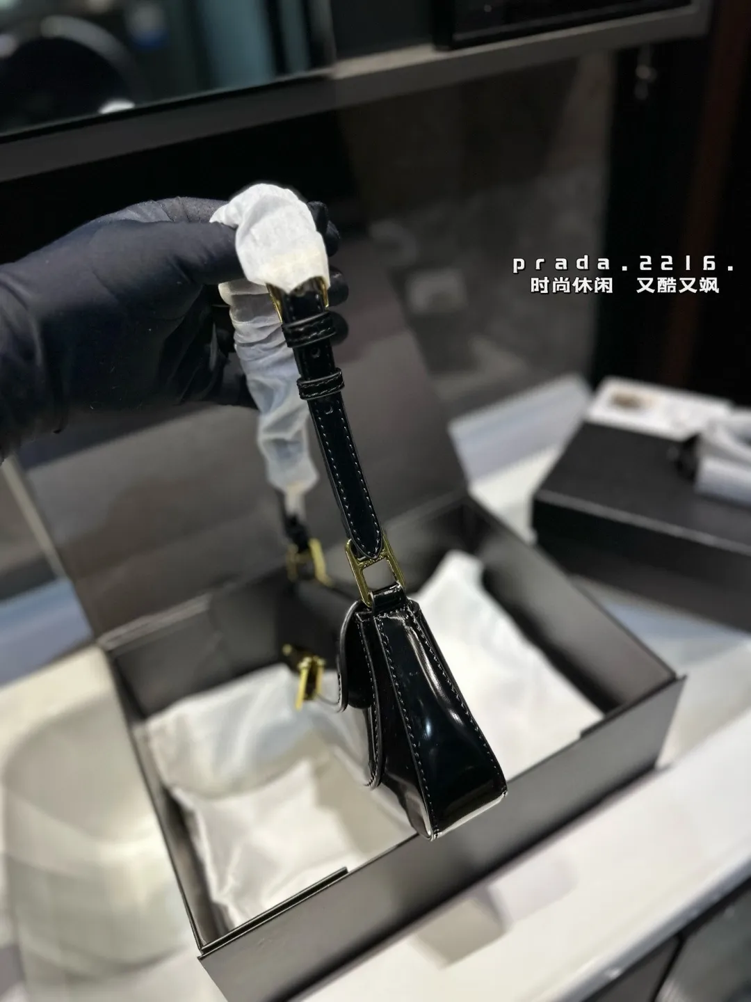 ❤️p120❤️ 普拉达漆皮腋下包 独特的艺术气息 颜值高 集美必入 尺寸25