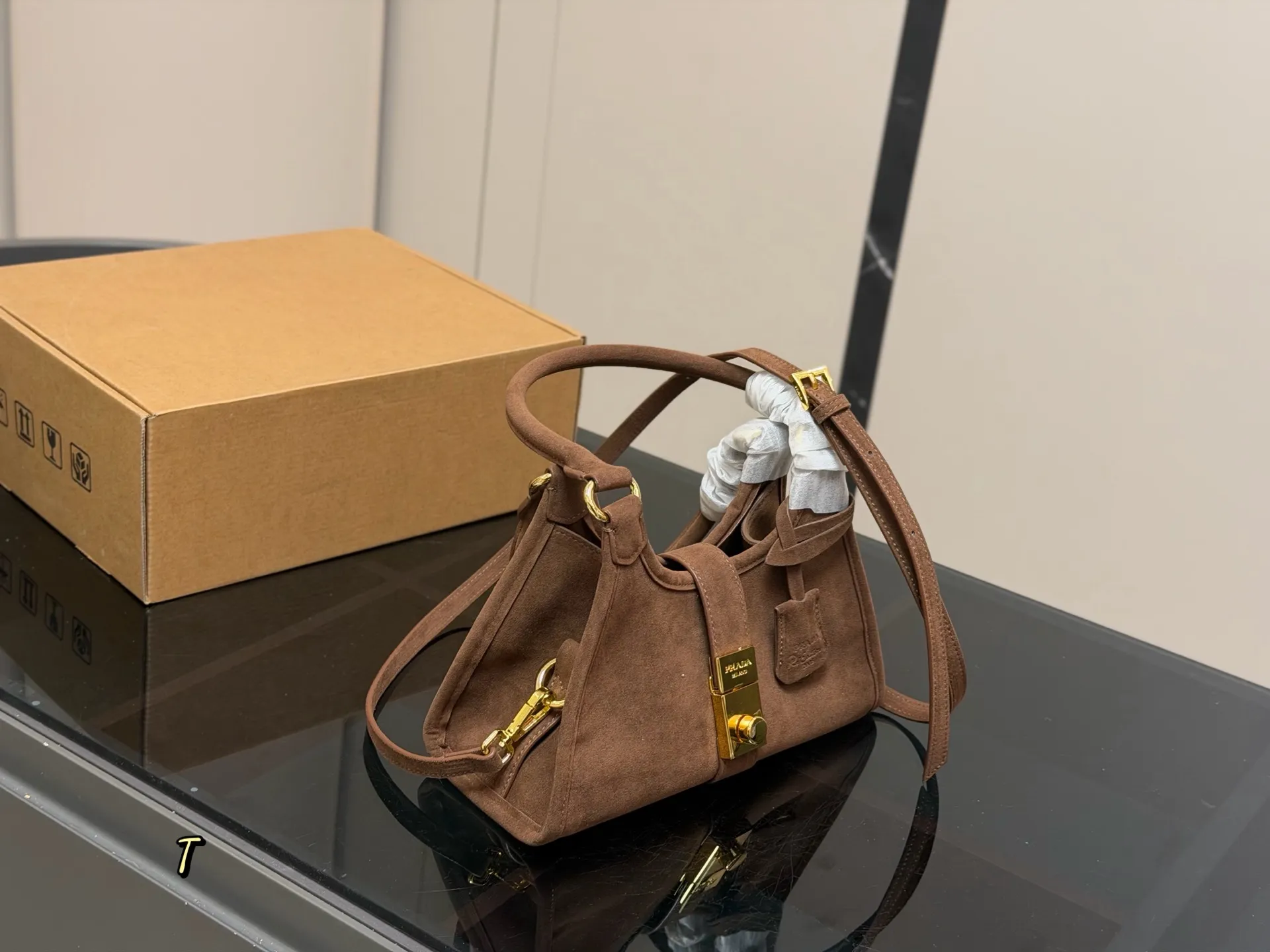 &yen;170 size：26.18cm 普拉达 hobo中古腋下包 多了一份随意和简单， 完全的时尚百搭！