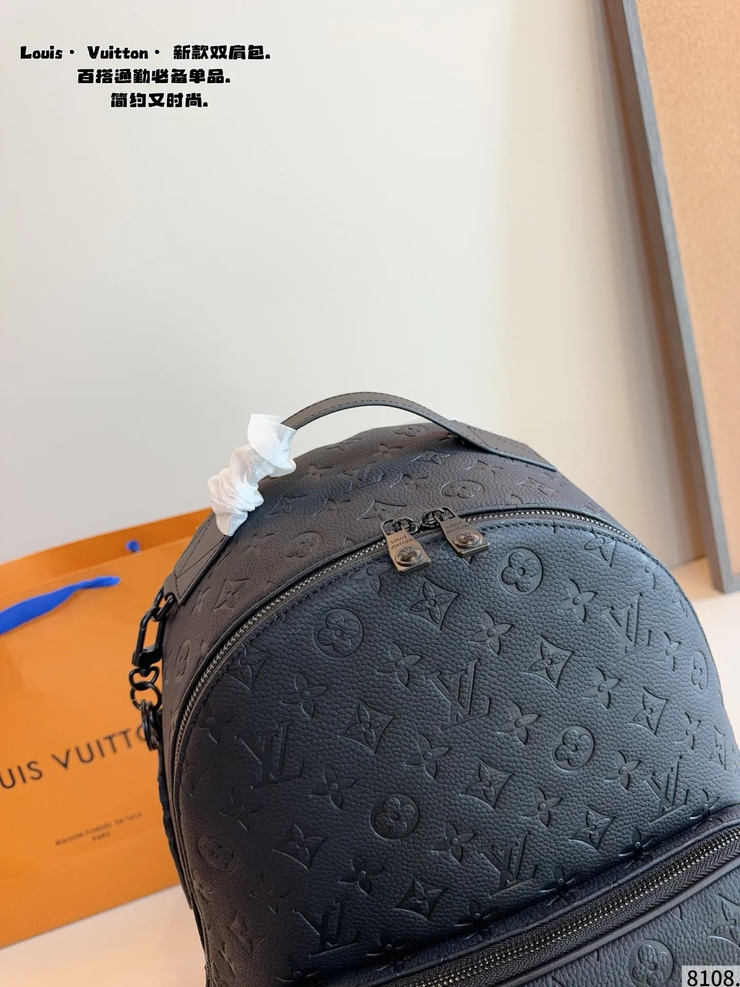 p190 Lv DISCOVERY 双肩包 男生日常休闲搭配的理想选择~ 实用又百搭,小小的身体大大的空间 非常适合放随身物品~ 面料耐磨耐刮蹭,适合男生大大咧咧的性格尺寸:30*12*38cm