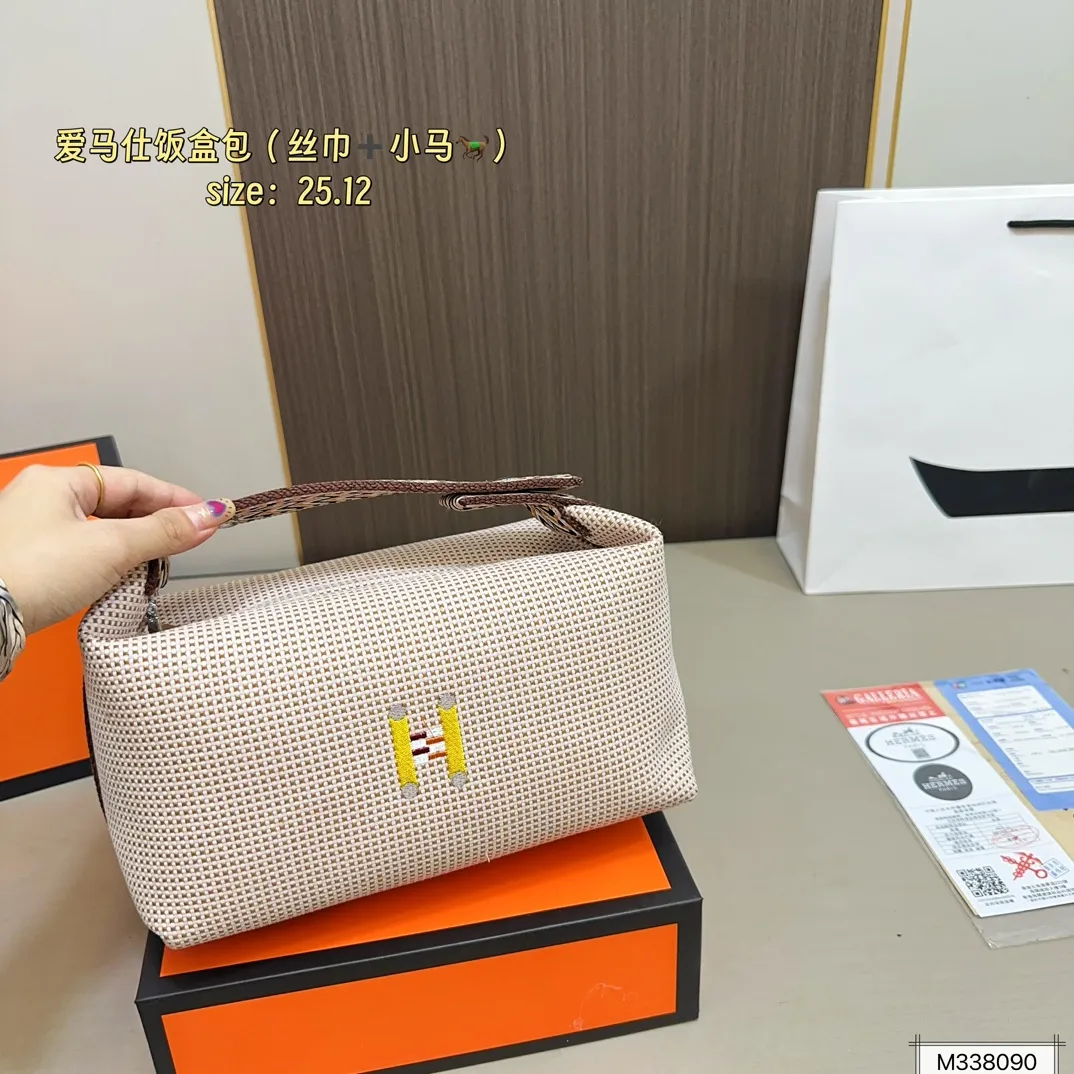 💰105 礼盒包装 丝巾➕小马 爱马仕帆布收纳包饭盒包。 帆布的材质随性且休闲！ 优雅贵气高级感并存！ 尺寸25&times;12