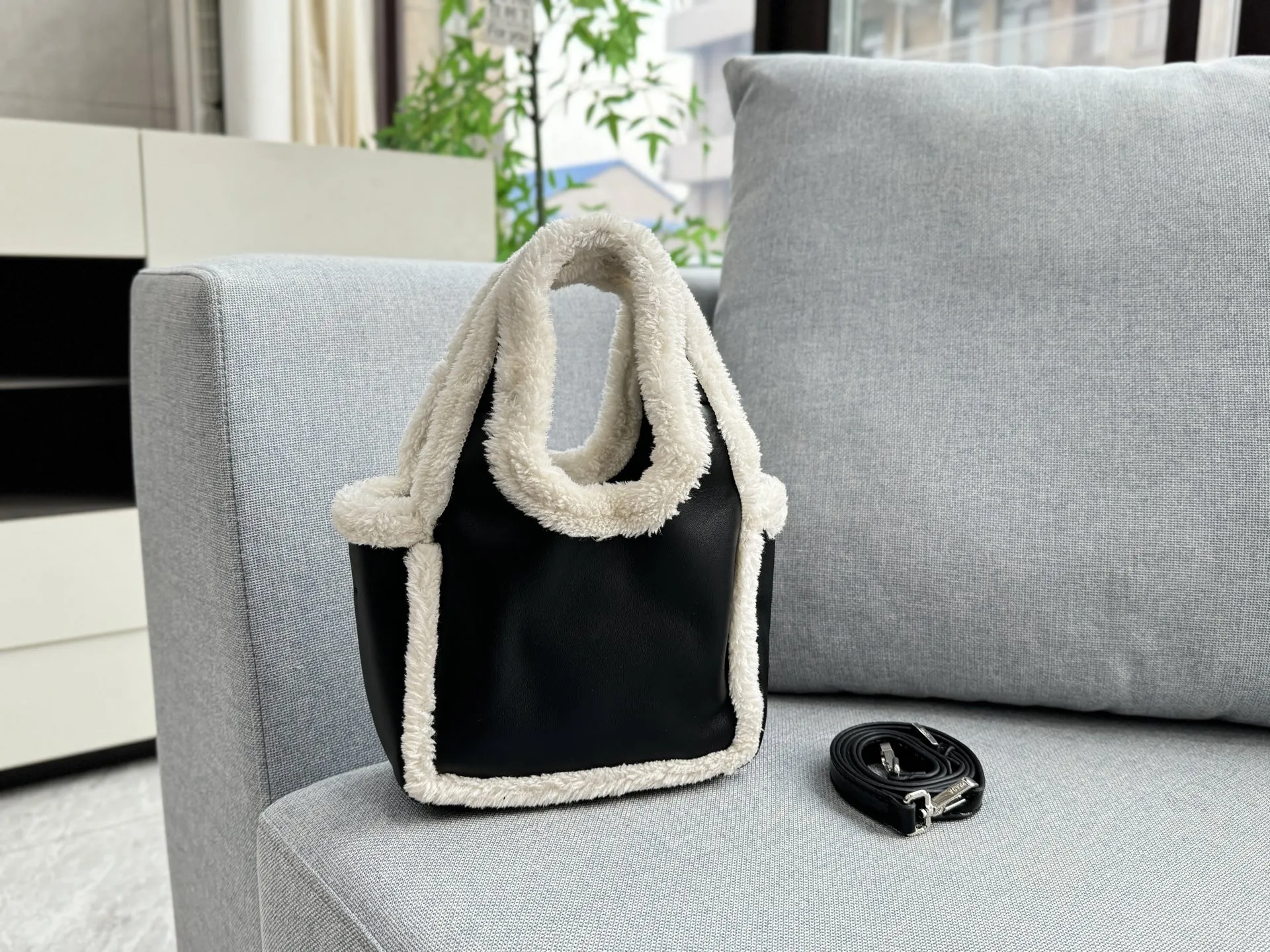 💰135 size：18&times;16 PRADA普拉达 羊羔毛 菜篮子包 托特包Tote包购物袋 手提包 2025秋冬羊羔毛饭盒包 奶呼呼的小包！超级可爱！ 看到毛绒绒的包包因为冬天❄️来啦 新品毛茸茸包，冬天的可可爱爱🟠