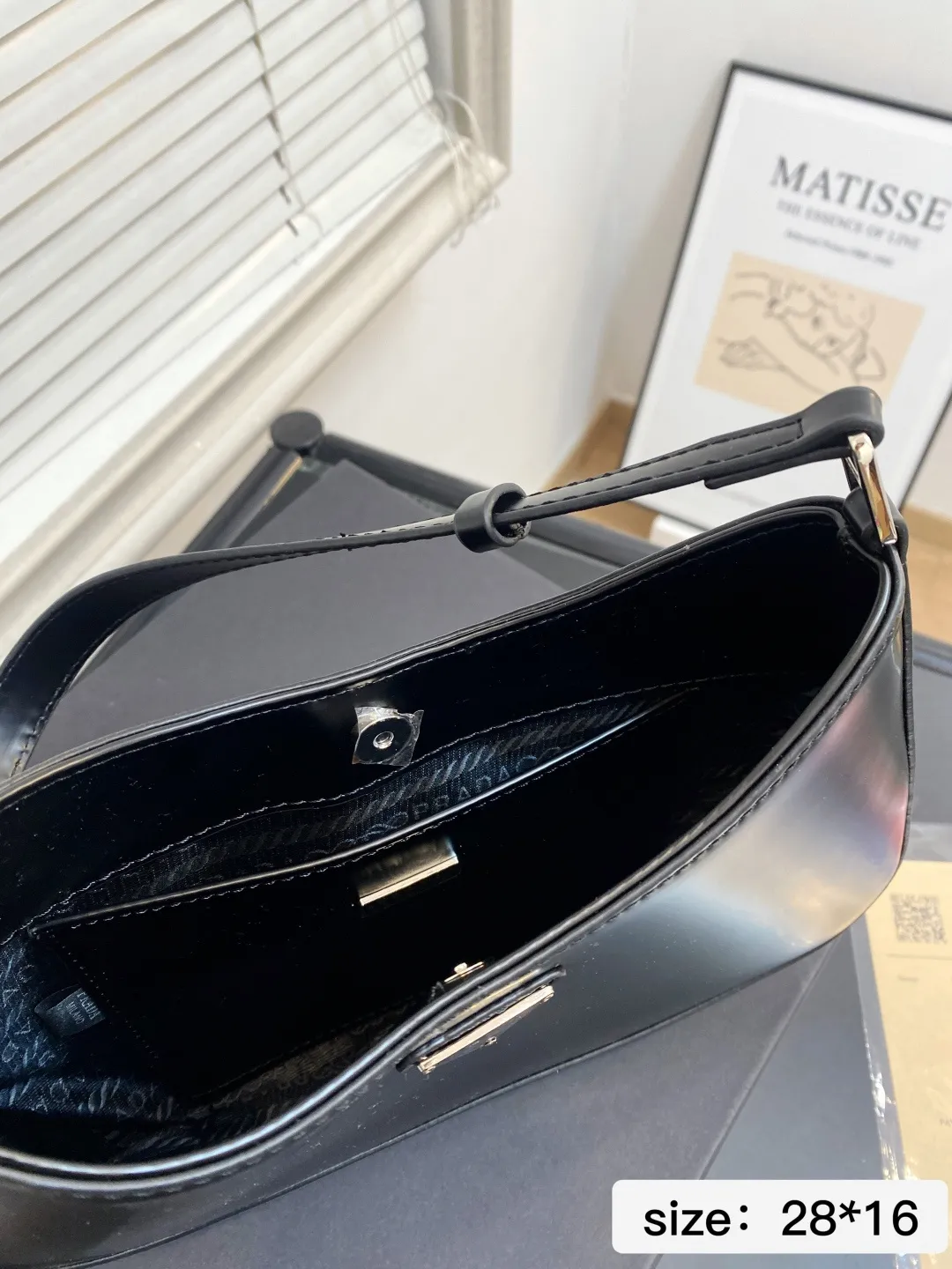 🅿️💰105 配礼盒 尺寸28*16 Prada洋气单品 普拉达腋下包 这个系列将是Prada接下来一整季的主打款式。Prada 手袋的曲线型设计分外醒目,当手包很优雅,时尚百搭!打麻将逛街也很轻便哦! 7688