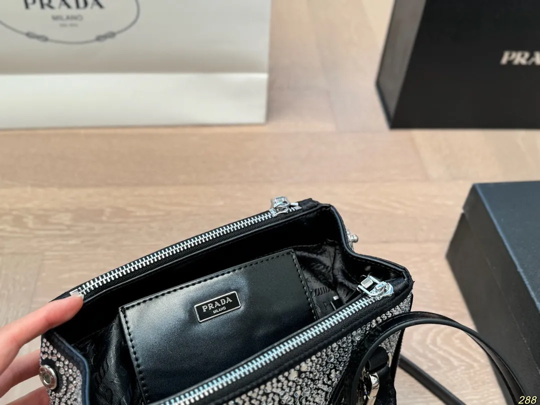 &yen;180配盒 普拉达 Prada 满钻包超级满足 颜值超高 集美必入 尺寸： 22 16