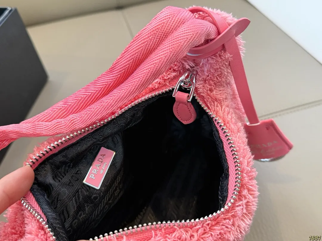 ¥120 普拉达PRADA 环保毛腋下包 加上毛茸茸的元素瞬间软绵绵的 一下就温柔起来了。 秋冬很适合背毛绒包! 不仅手感很棒 还能取暖~ 软乎乎毛茸茸 简直无法拒绝啊 尺寸24 15